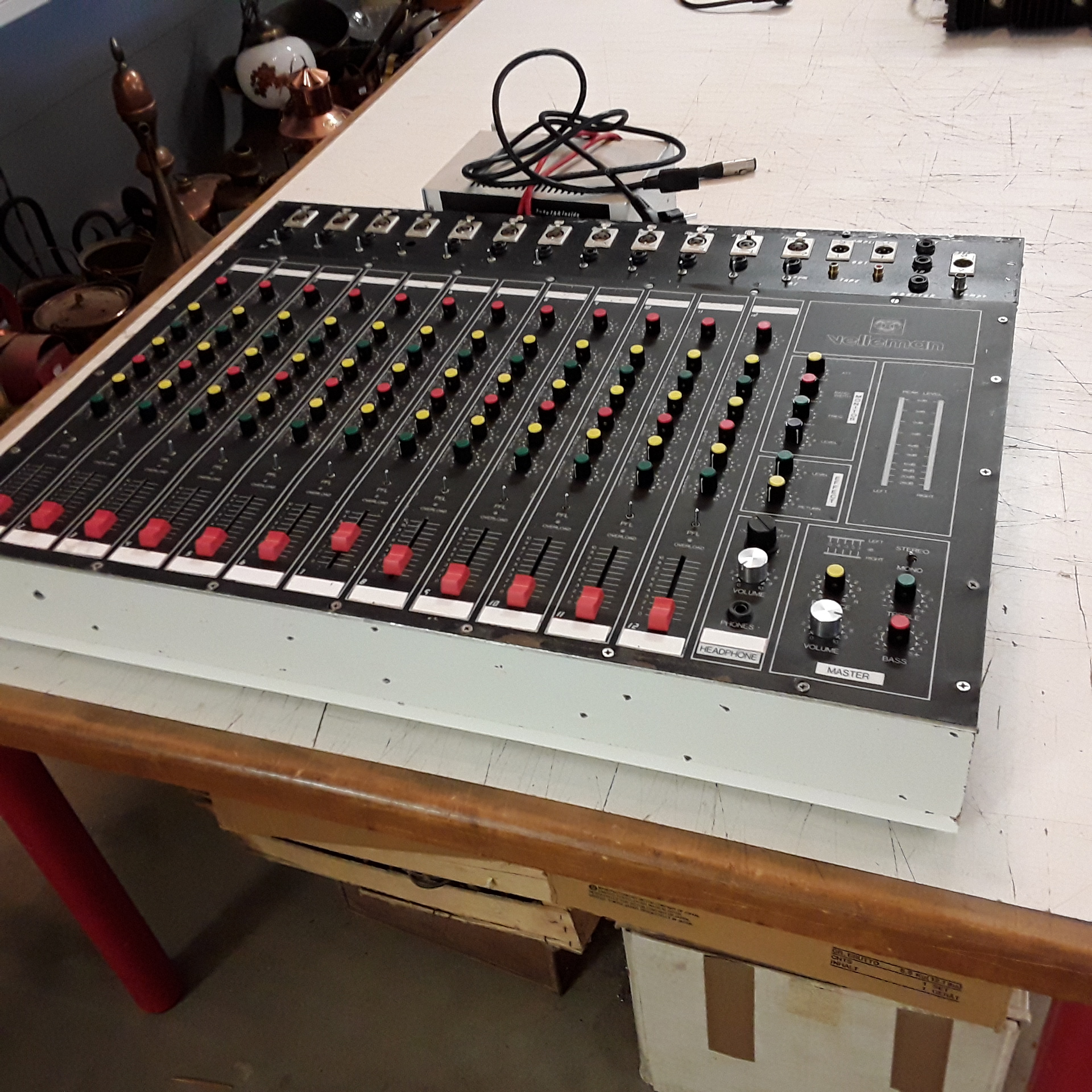 <p>Table de mixage Velleman<br />+ Ampli + ACS<br />160,00 € T.T.C<br /><a href="/Article/122931?type=depose" style="color:white;" target="_blank">Lien vers l'article</a></p>