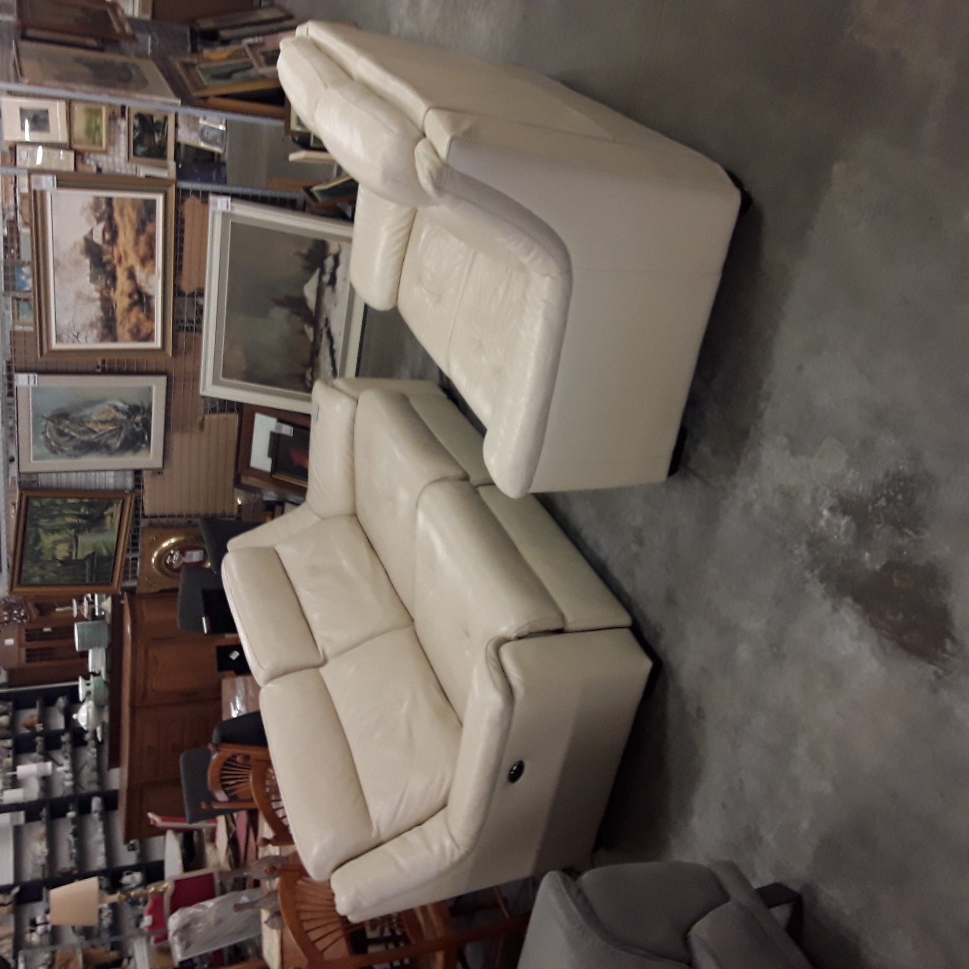 <p>Fauteuil cuir blanc 2 pl + <br />3 pl électrique + ACS<br />600,00 € T.T.C<br /><a href="/Article/124213?type=depose" style="color:white;" target="_blank">Lien vers l'article</a></p>