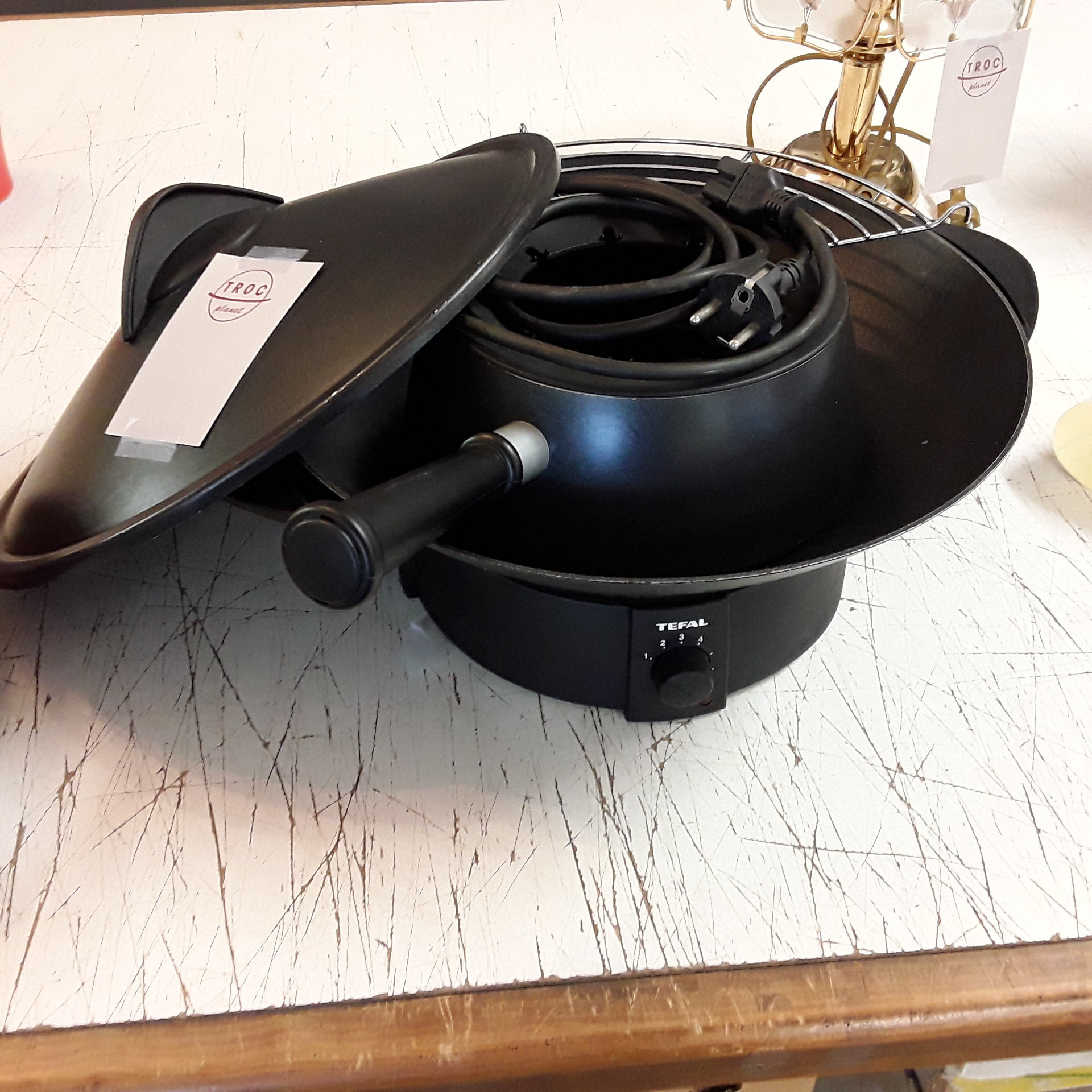 <p>Wok / Fondue Tefal<br />24,00 € T.T.C<br /><a href="/Article/120992?type=depose" style="color:white;" target="_blank">Lien vers l&#39;article</a></p>