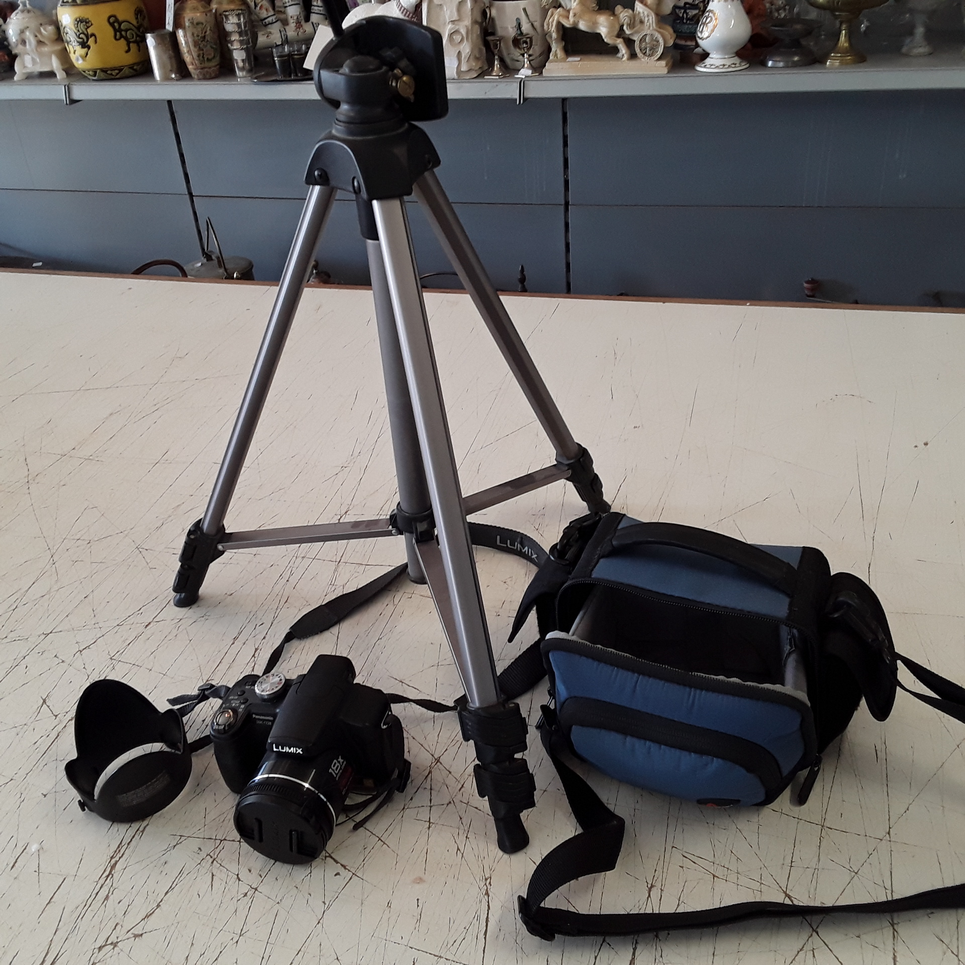 <p>Appareil photo panasonic<br />Lumix DMC-FZ28 + Pied<br />100,00 € T.T.C<br /><a href="/Article/121289?type=depose" style="color:white;" target="_blank">Lien vers l&#39;article</a></p>