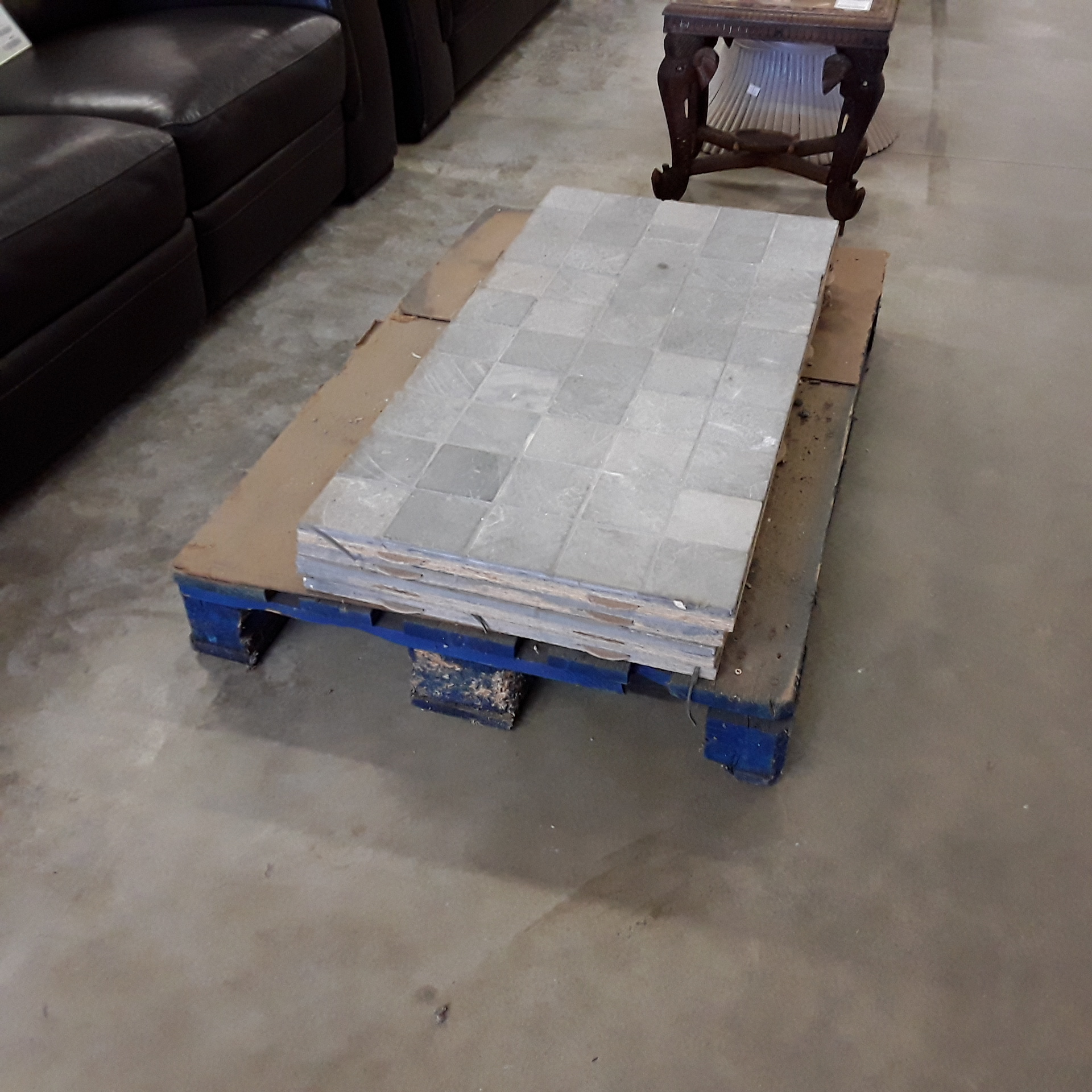 <p>Ensemble 4 dalles carrés gris <br />51 x 103 Cm = 2.1 M²<br />20,00 € T.T.C<br /><a href="/Article/122766?type=depose" style="color:white;" target="_blank">Lien vers l&#39;article</a></p>