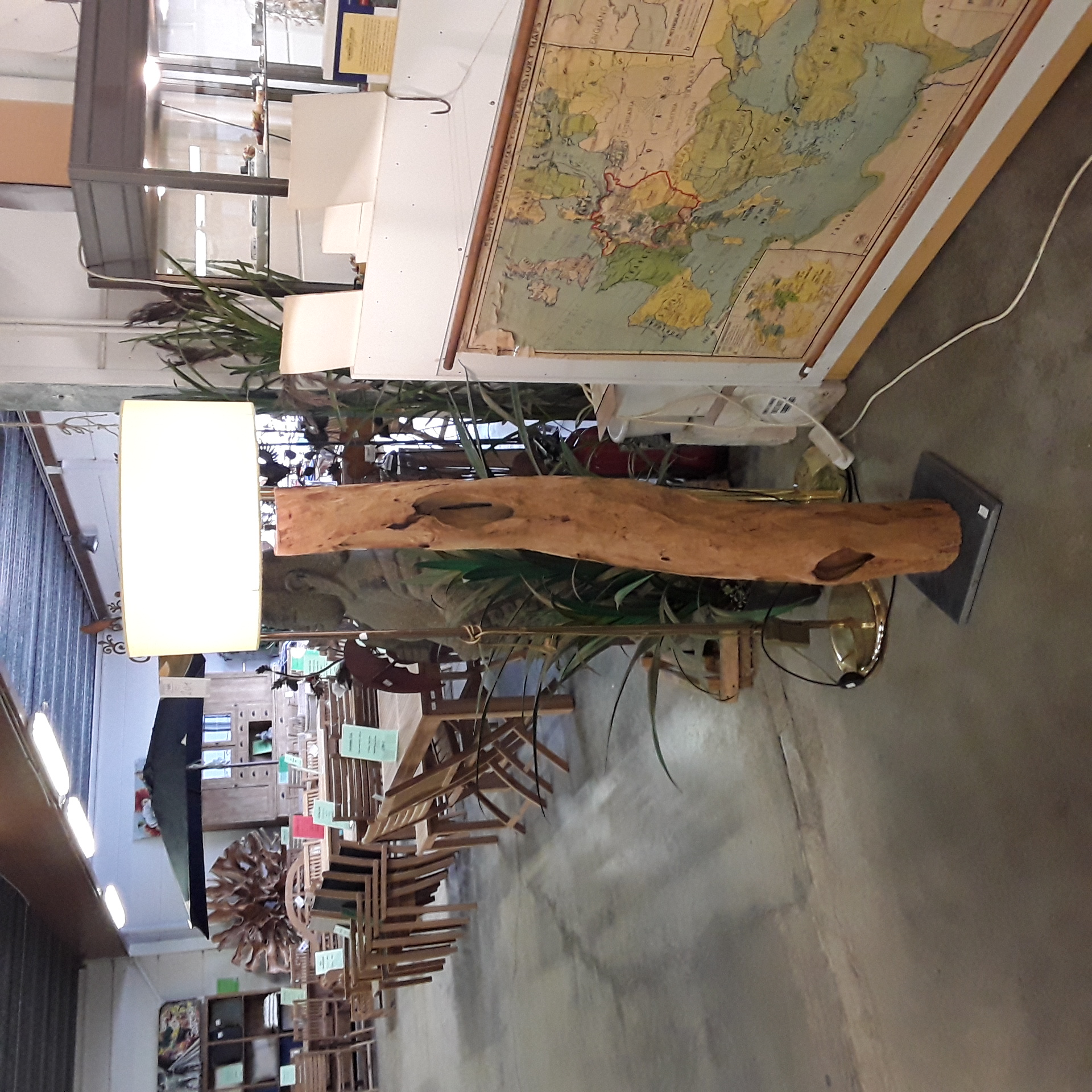 <p>Lampadaire en Teck<br />Sur socle<br />520,00 € T.T.C<br /><a href="/Article/123481?type=depose" style="color:white;" target="_blank">Lien vers l'article</a></p>