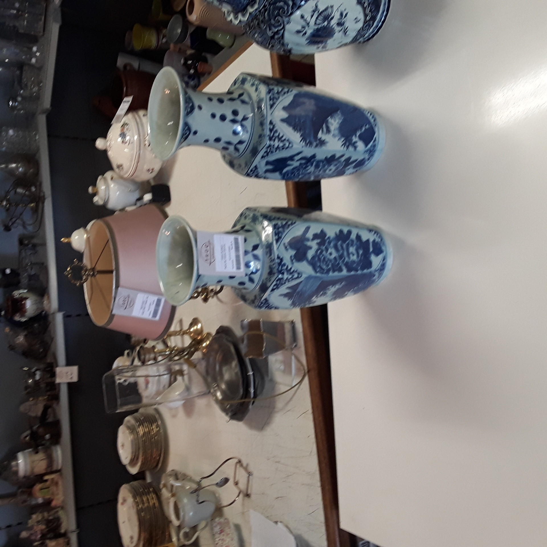 <p>Paire de vases chinois<br />76,00 € T.T.C<br /><a href="/Article/123867?type=depose" style="color:white;" target="_blank">Lien vers l'article</a></p>