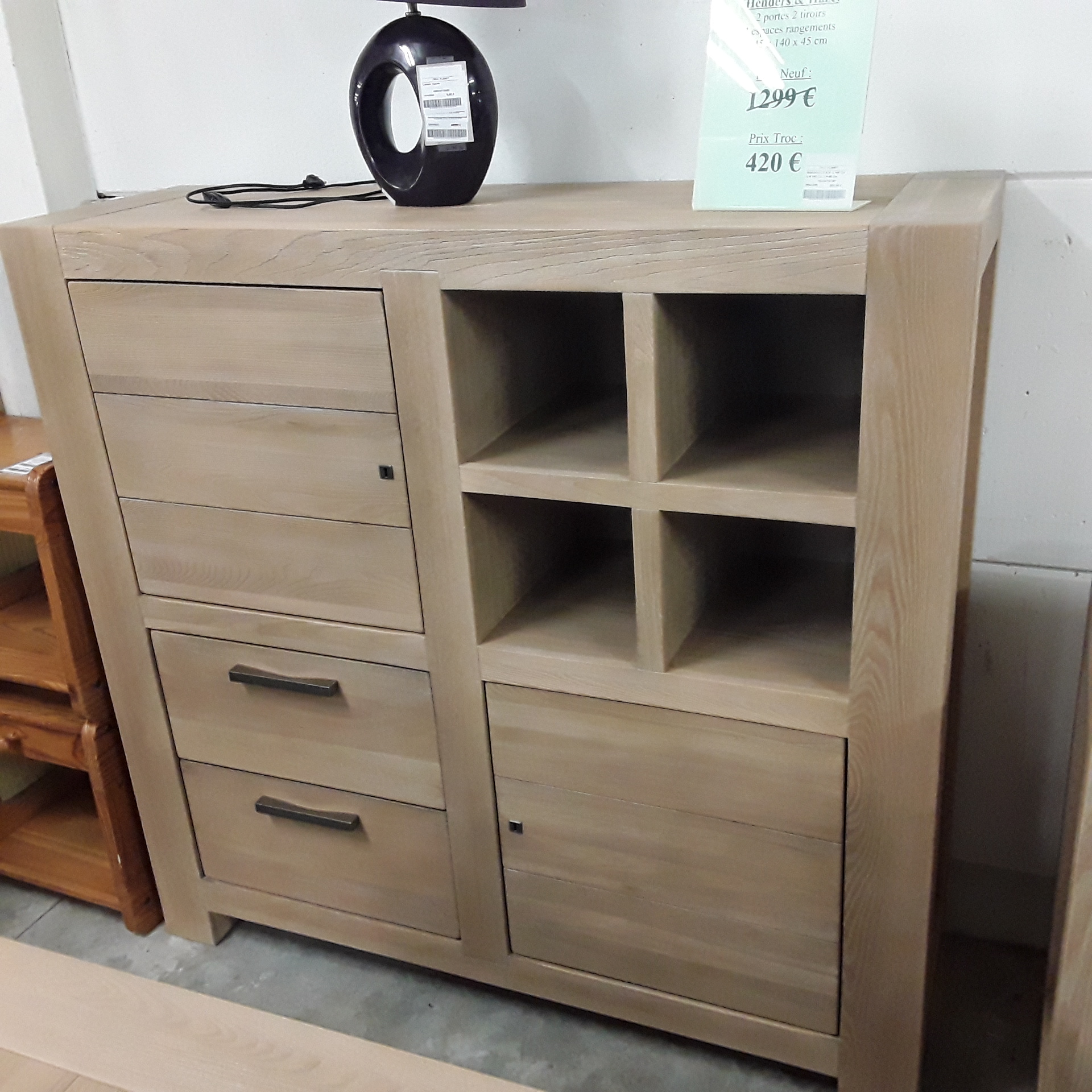 <p>Highboard H & H  L 145 Cm<br />x H 140 Cm x P 45 Cm + clé<br />336,00 € T.T.C<br /><a href="/Article/121327?type=depose" style="color:white;" target="_blank">Lien vers l&#39;article</a></p>