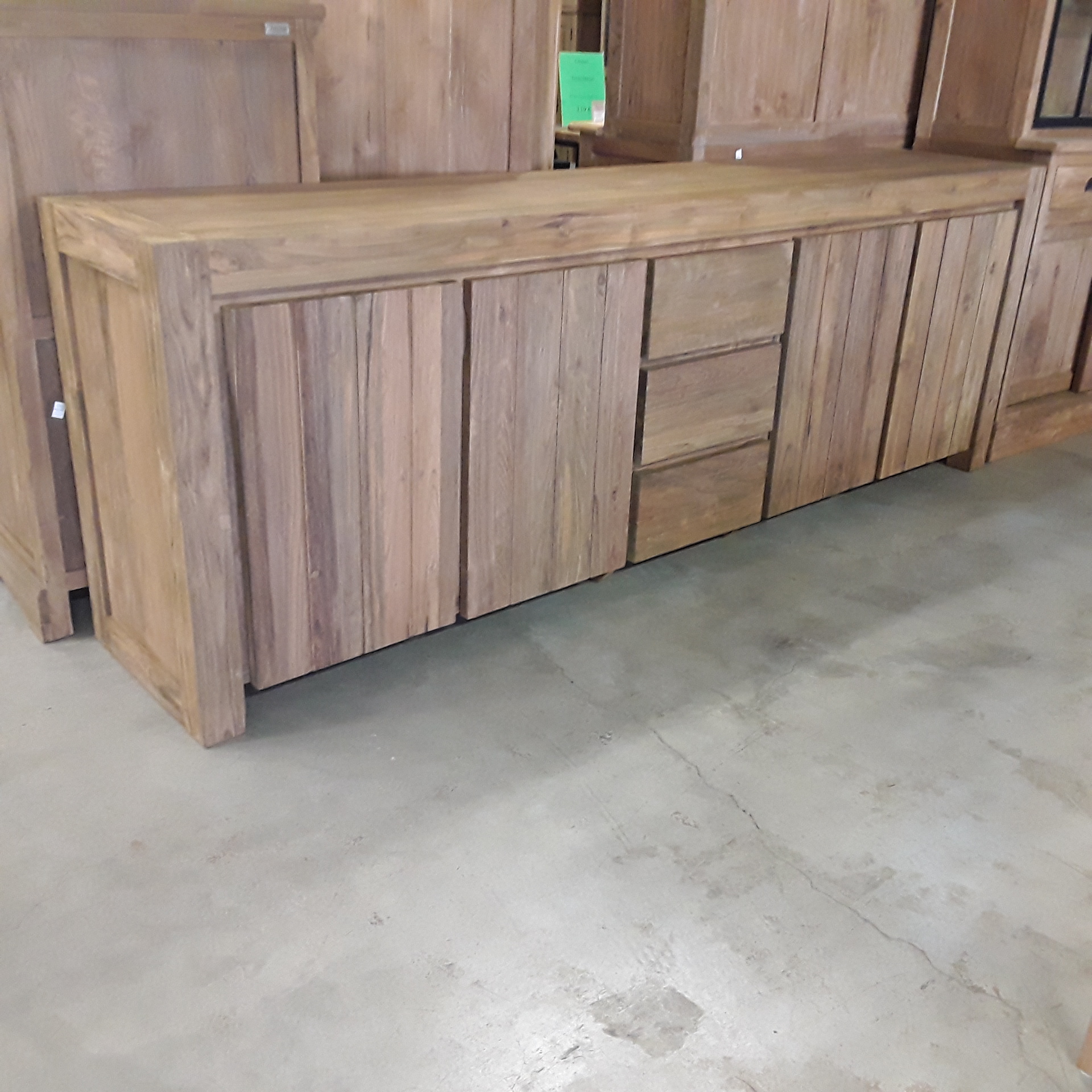 <p>Dressoir 250 cm Rust<br />portes couliss+tiroirs<br />1 749,00 € T.T.C<br /><a href="/Article/4174?type=neuf" style="color:white;" target="_blank">Lien vers l&#39;article</a></p>