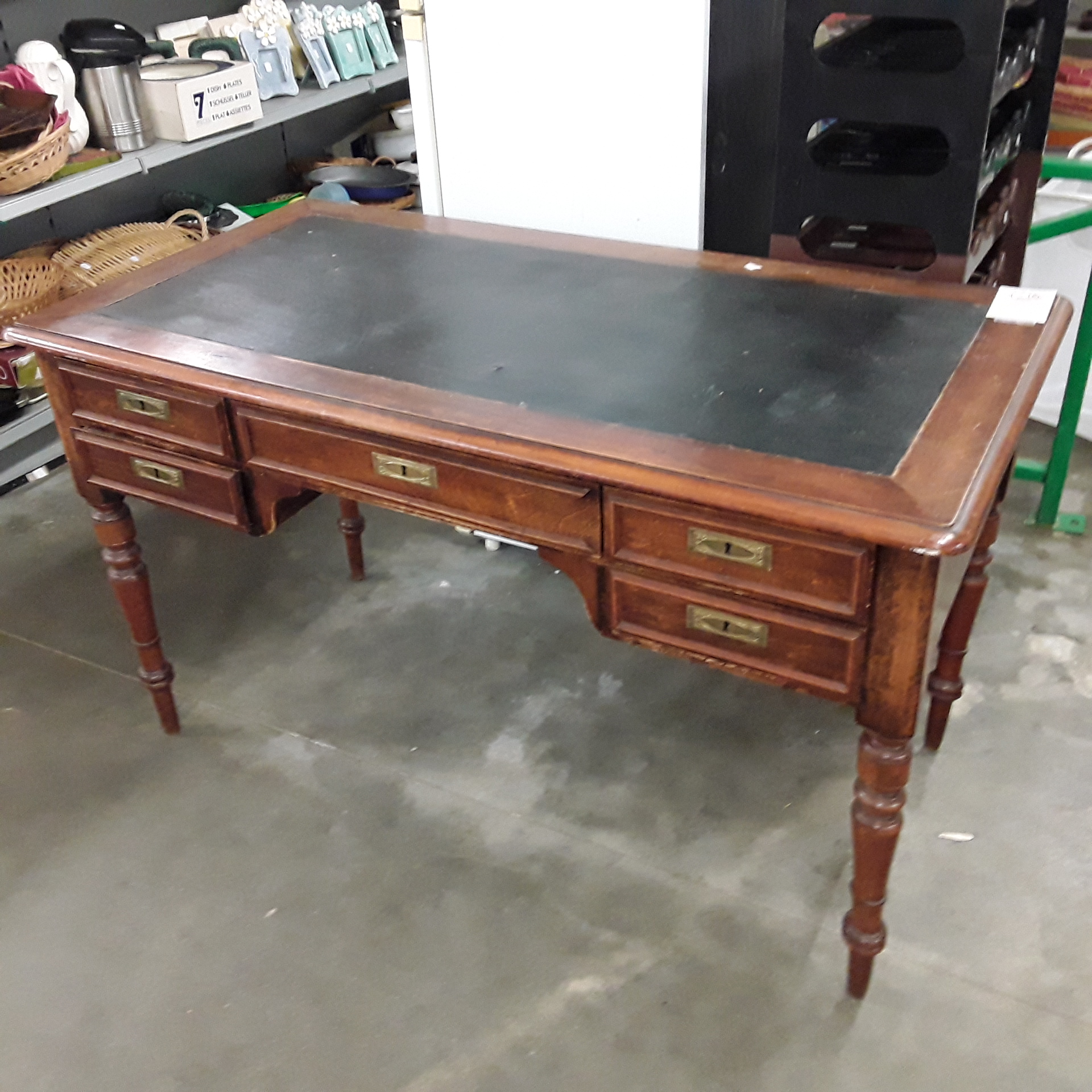 <p>Bureau 5 tiroirs<br />95,00 € T.T.C<br /><a href="/Article/121658?type=depose" style="color:white;" target="_blank">Lien vers l&#39;article</a></p>