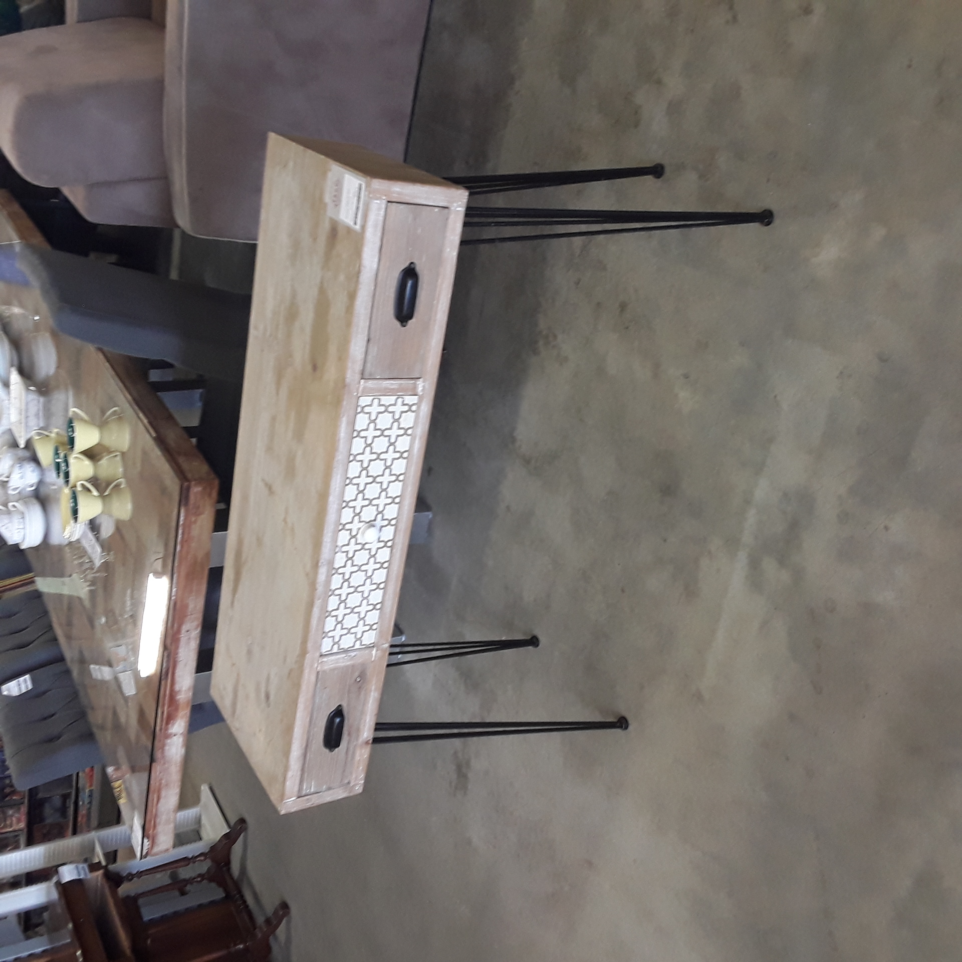 <p>Console 2 tiroirs<br />30,00 € T.T.C<br /><a href="/Article/123345?type=depose" style="color:white;" target="_blank">Lien vers l'article</a></p>