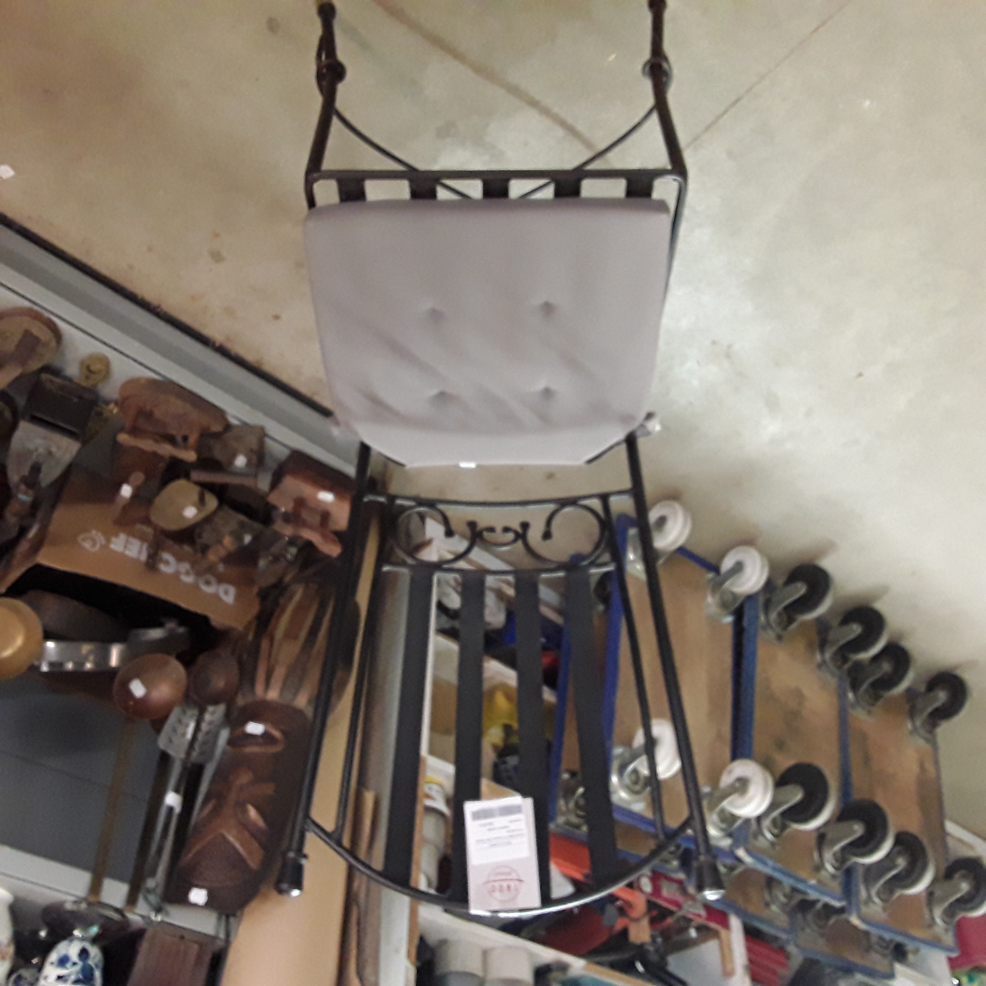 <p>Ensemble 6 chaises fer forgé<br />+coussins<br />200,00 € T.T.C<br /><a href="/Article/122398?type=depose" style="color:white;" target="_blank">Lien vers l&#39;article</a></p>