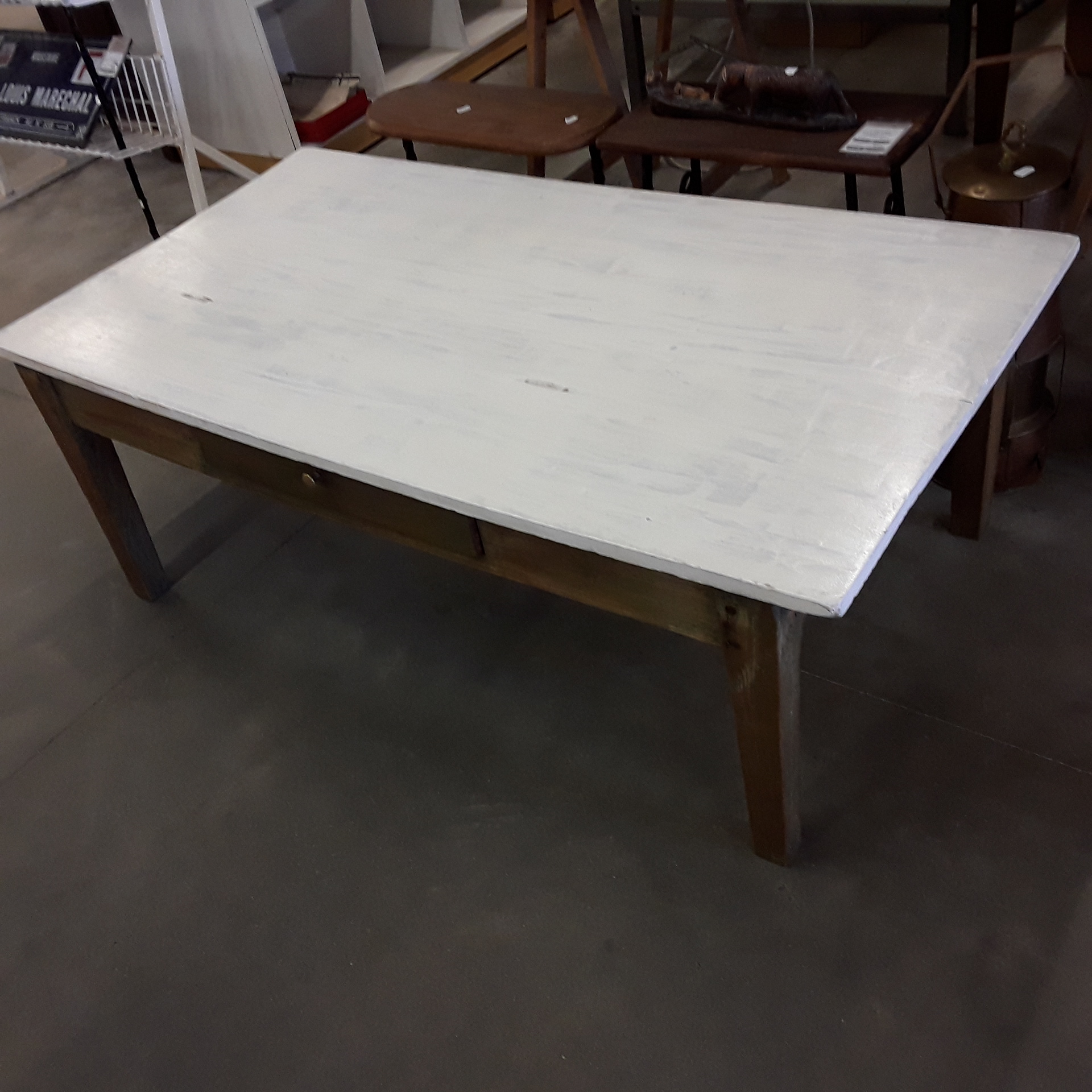 <p>Table basse 1 tiroir blanche<br />57,00 € T.T.C<br /><a href="/Article/120889?type=depose" style="color:white;" target="_blank">Lien vers l&#39;article</a></p>