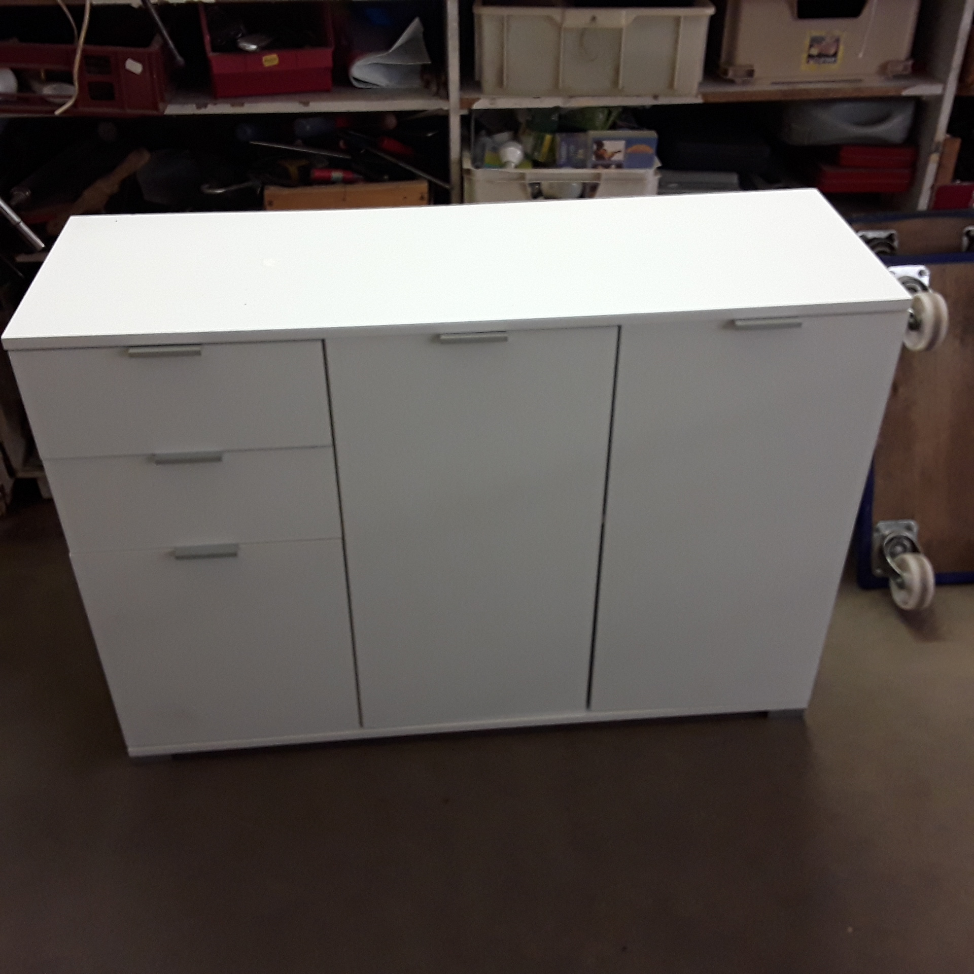 <p>Meuble blanc 3 portes<br />2 tiroirs<br />40,00 € T.T.C<br /><a href="/Article/121418?type=depose" style="color:white;" target="_blank">Lien vers l&#39;article</a></p>