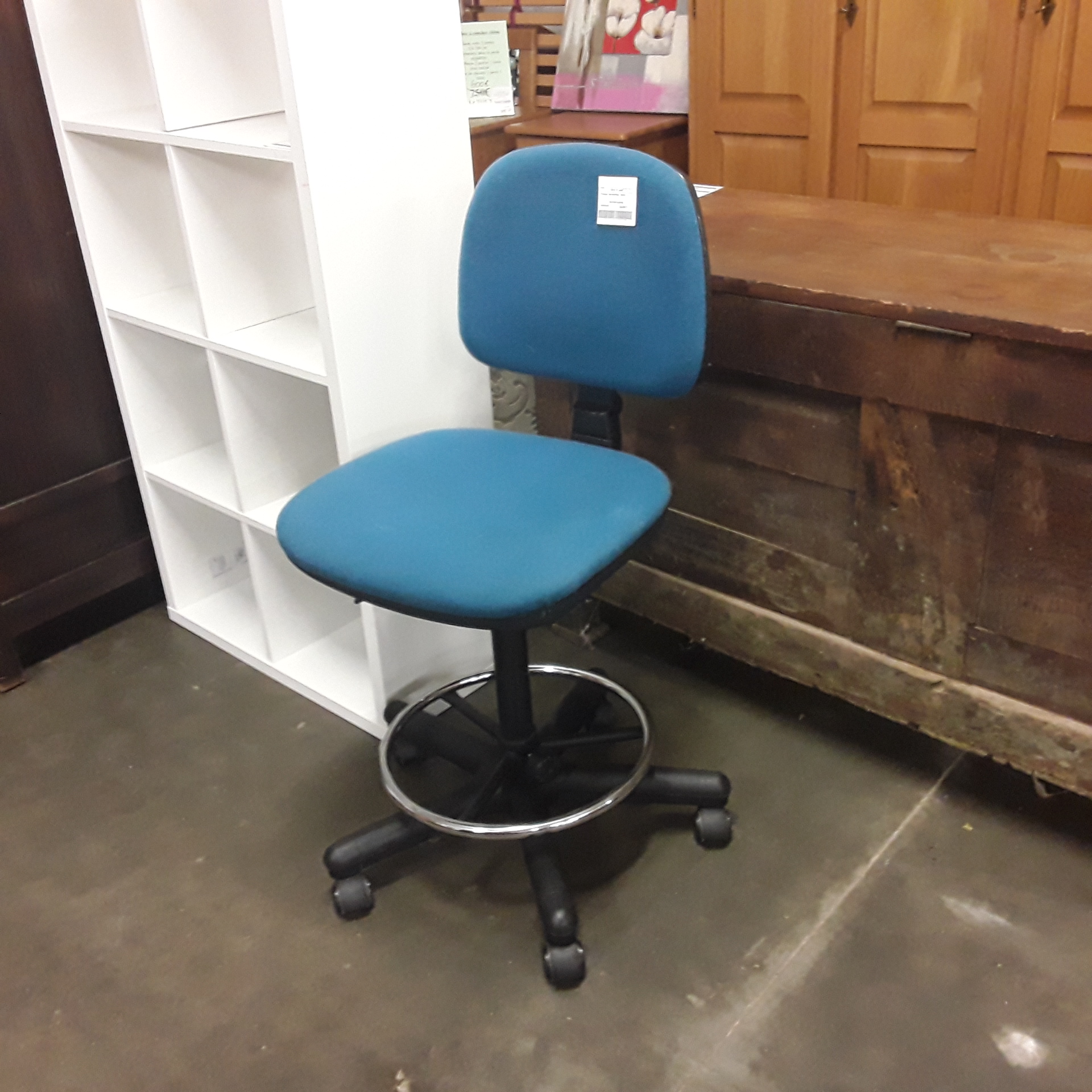 <p>Chaise de bureau bleue<br />20,00 € T.T.C<br /><a href="/Article/122158?type=depose" style="color:white;" target="_blank">Lien vers l&#39;article</a></p>