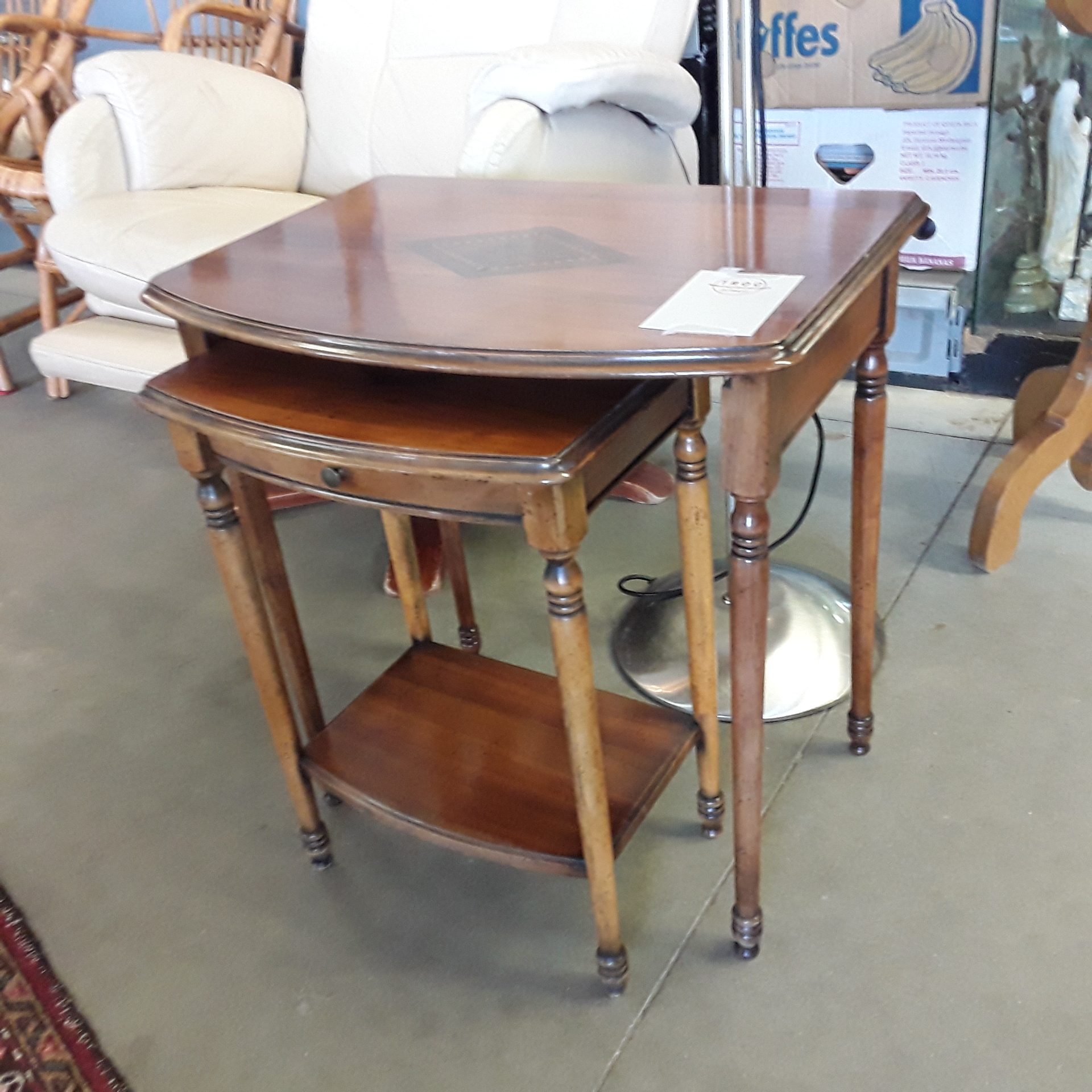 <p>Série 2 tables gigognes<br />en merisier 1 tiroir<br />40,00 € T.T.C<br /><a href="/Article/122085?type=depose" style="color:white;" target="_blank">Lien vers l&#39;article</a></p>