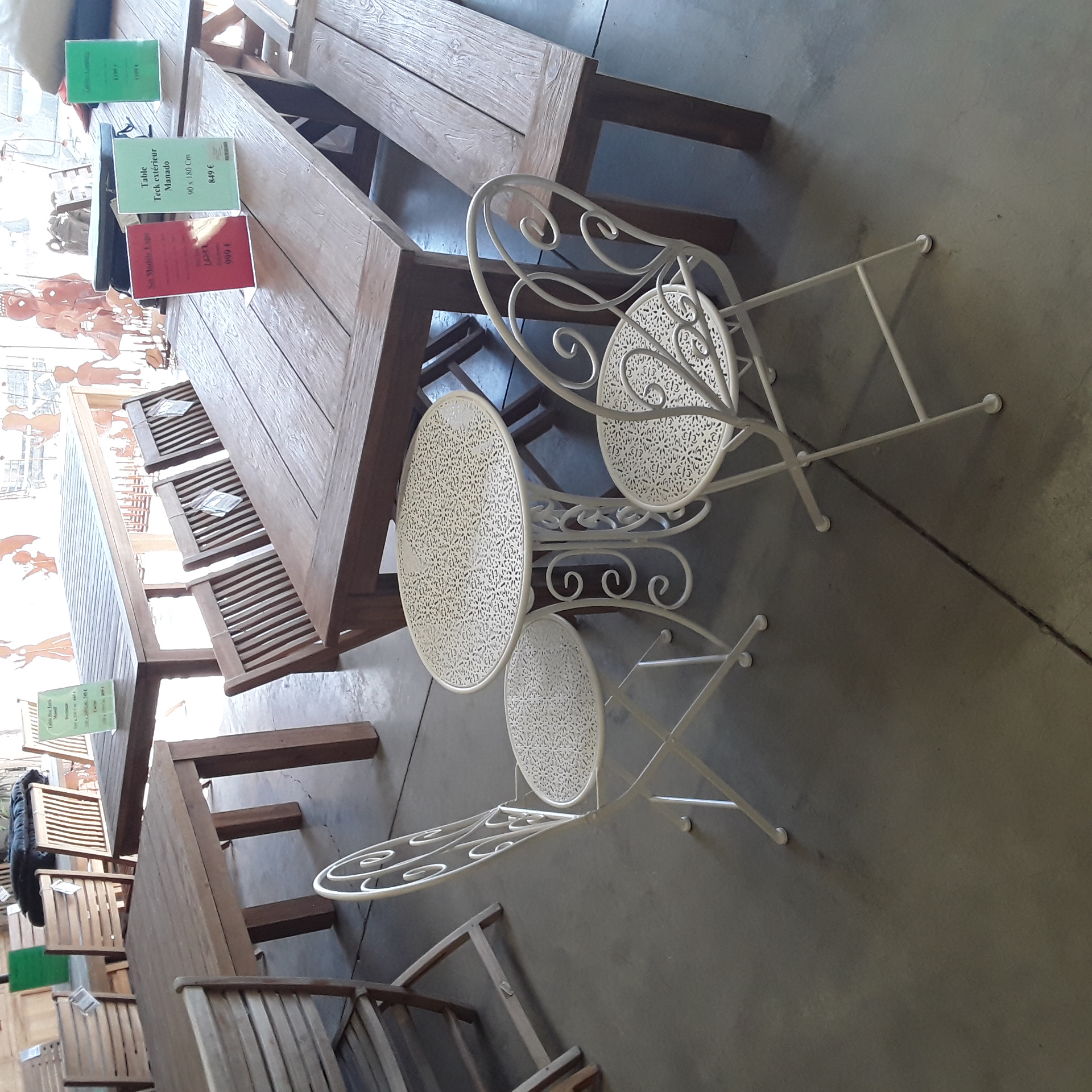 <p>Set bistro table + 2 chaises<br />222045<br />249,00 € T.T.C<br /><a href="/Article/4187?type=neuf" style="color:white;" target="_blank">Lien vers l'article</a></p>