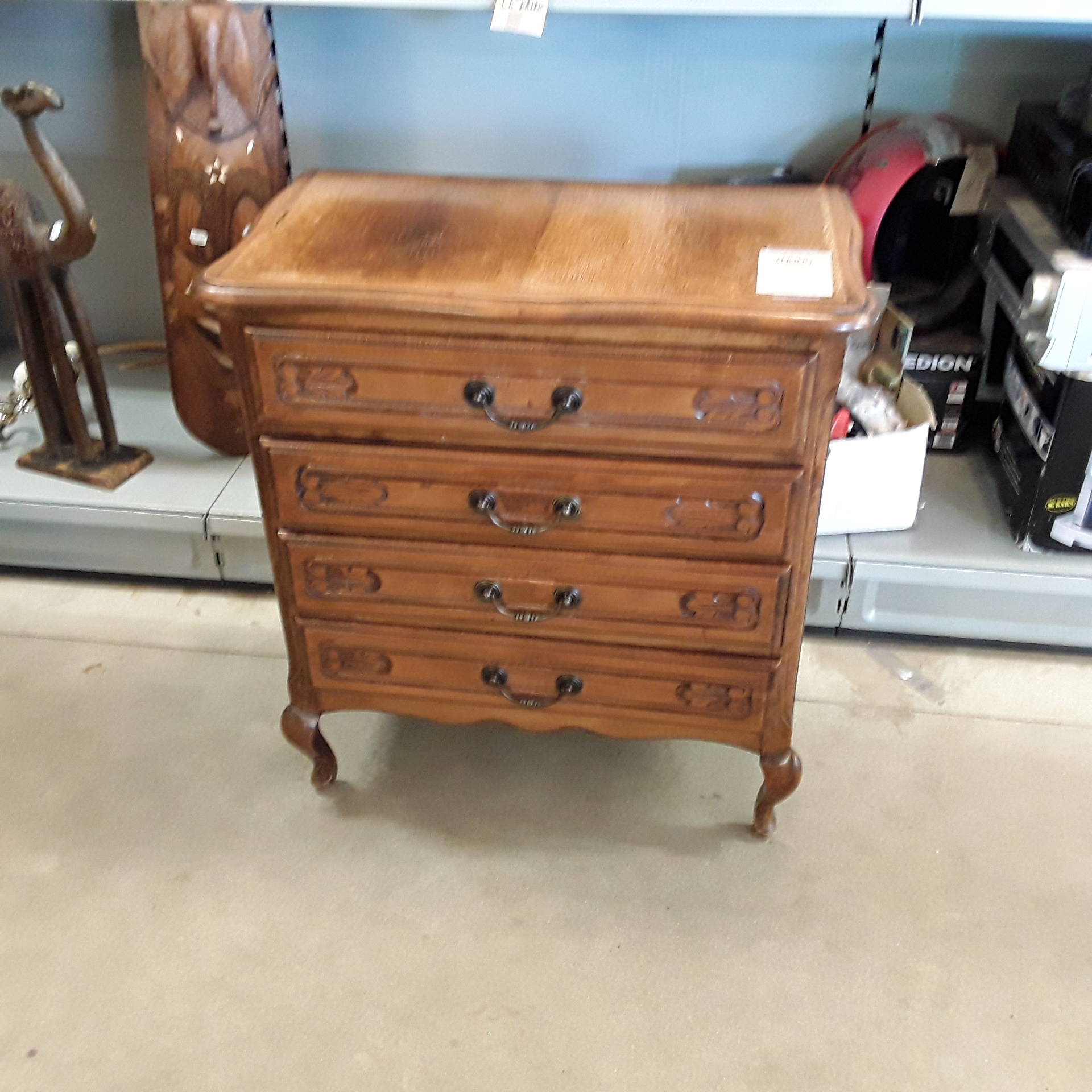 <p>Commode Louis XV<br />4 tiroirs<br />36,00 € T.T.C<br /><a href="/Article/122944?type=depose" style="color:white;" target="_blank">Lien vers l'article</a></p>