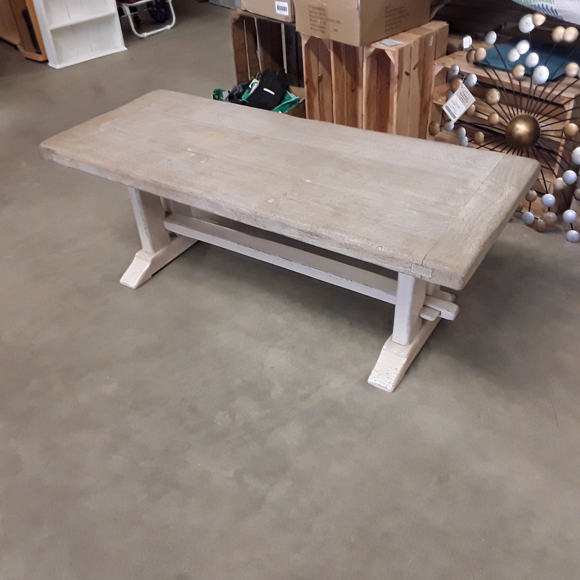 <p>Table basse chêne blanche<br />24,00 € T.T.C<br /><a href="/Article/121232?type=depose" style="color:white;" target="_blank">Lien vers l&#39;article</a></p>