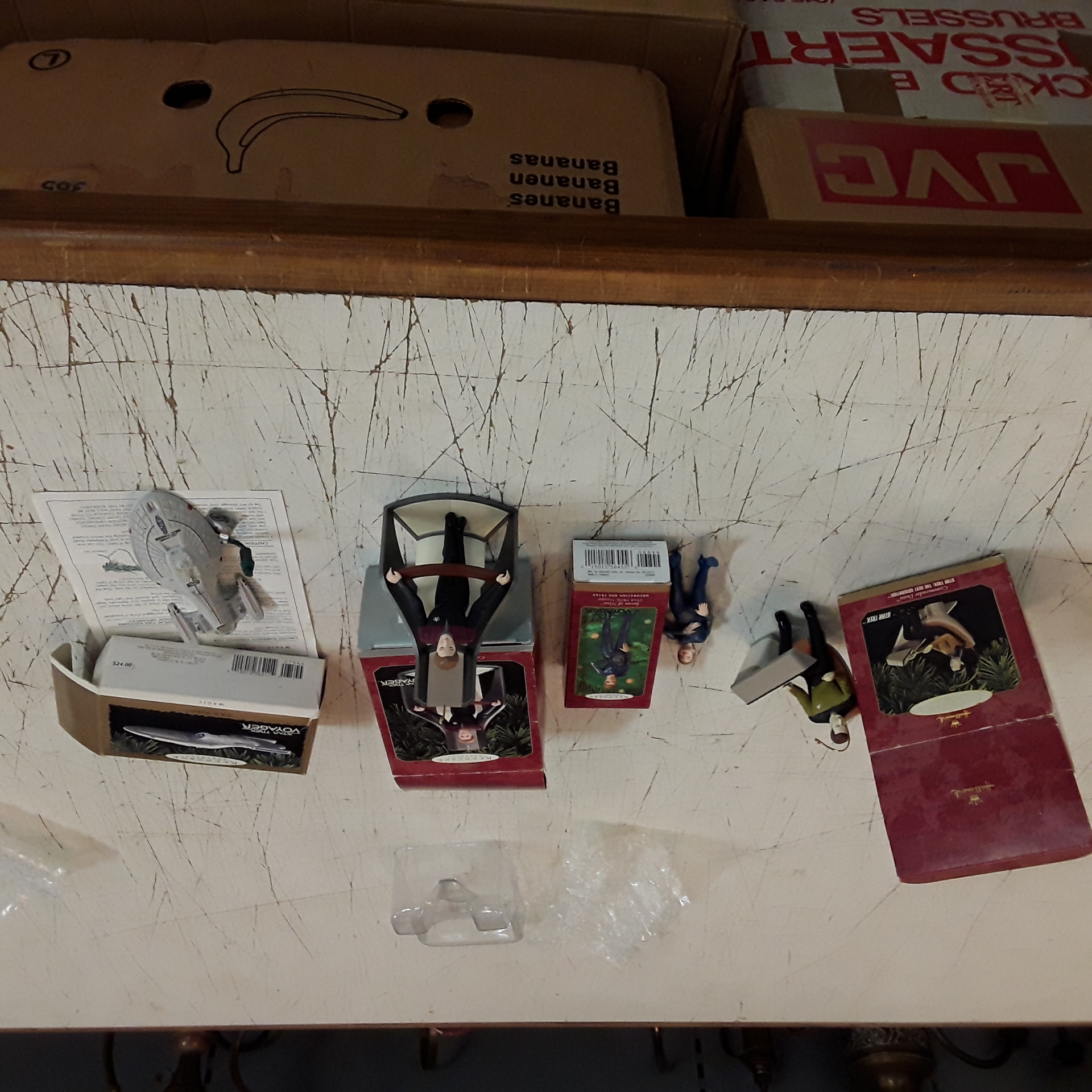 <p>Lot 4 pièces Star Trek decos<br />Hallmark<br />120,00 € T.T.C<br /><a href="/Article/122907?type=depose" style="color:white;" target="_blank">Lien vers l'article</a></p>