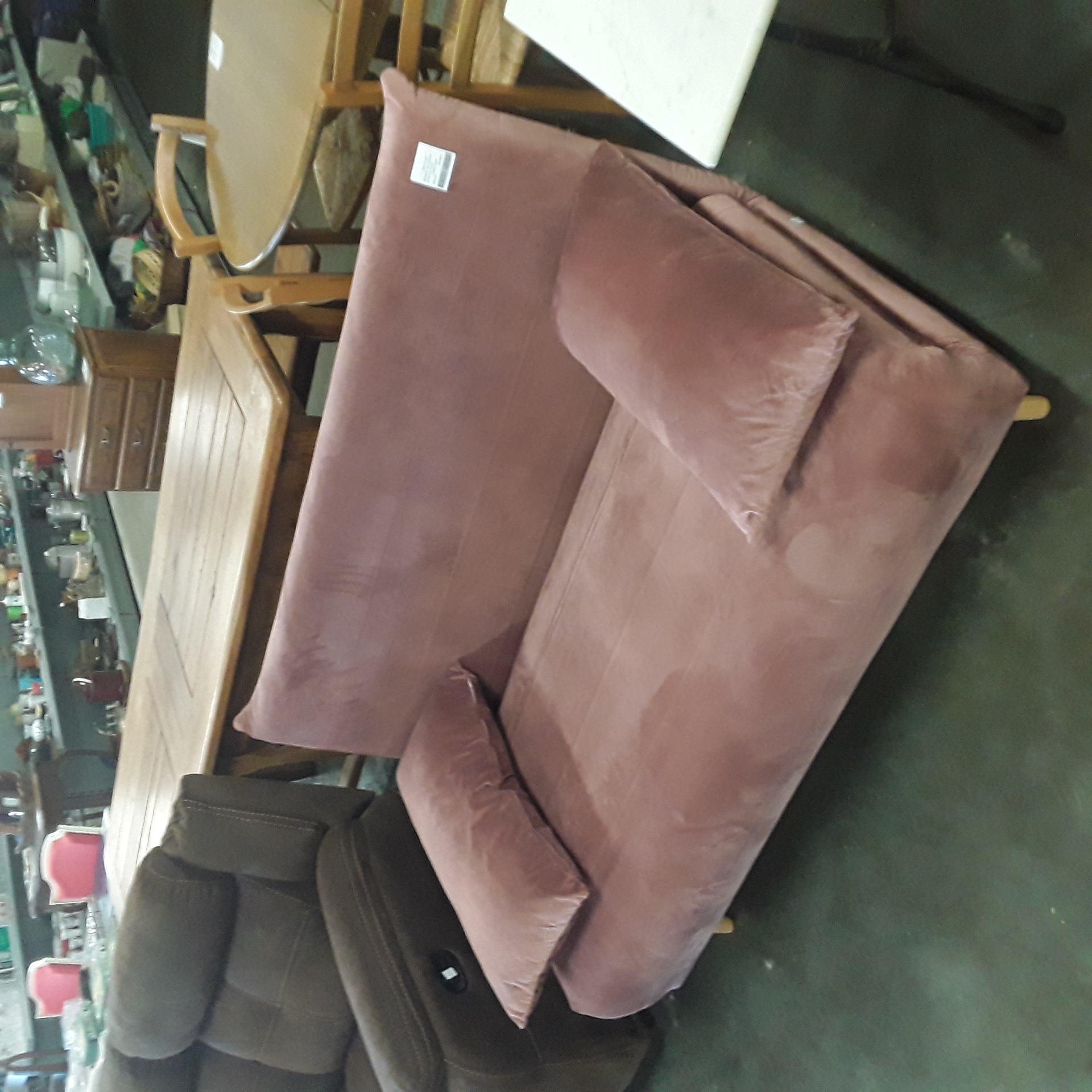 <p>Canapé lit  rose 2places<br />maison du monde<br />250,00 € T.T.C<br /><a href="/Article/123296?type=depose" style="color:white;" target="_blank">Lien vers l'article</a></p>