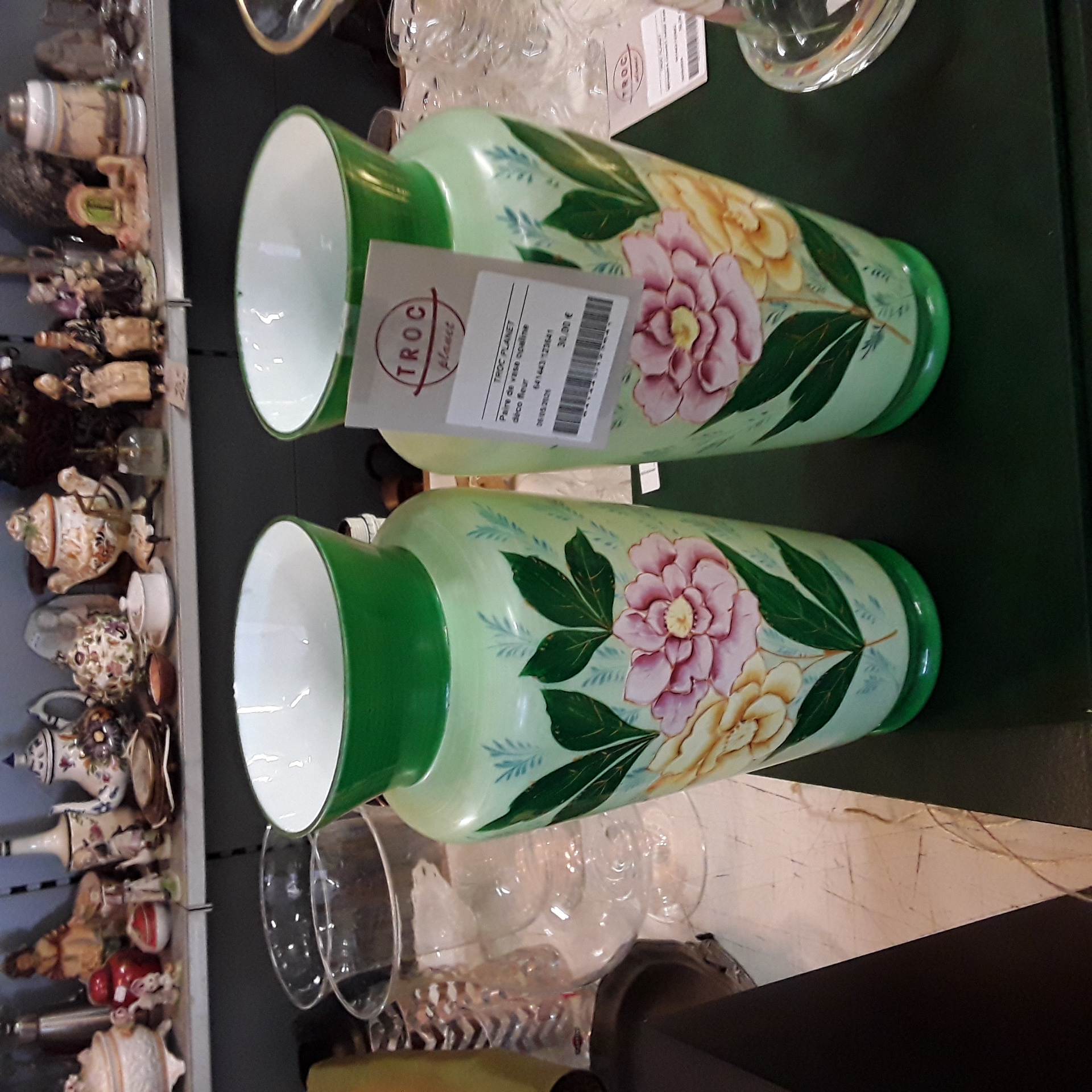 <p>Paire de vase opaline<br />déco fleur<br />30,00 € T.T.C<br /><a href="/Article/123641?type=depose" style="color:white;" target="_blank">Lien vers l'article</a></p>