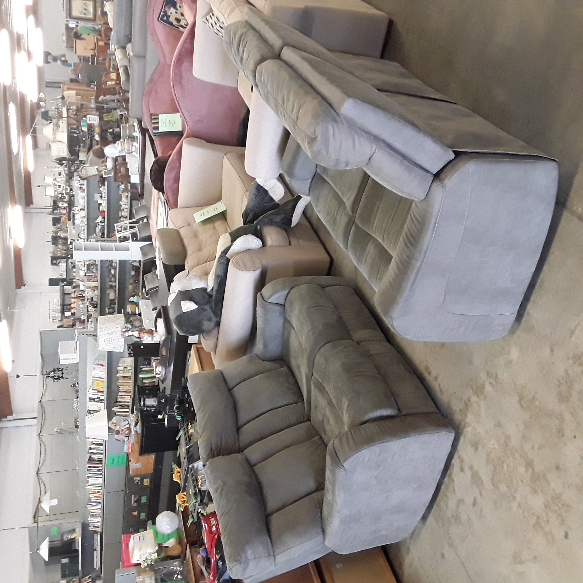 <p>Fauteuil 2x 2places tissu gris<br />350,00 € T.T.C<br /><a href="/Article/124274?type=depose" style="color:white;" target="_blank">Lien vers l'article</a></p>