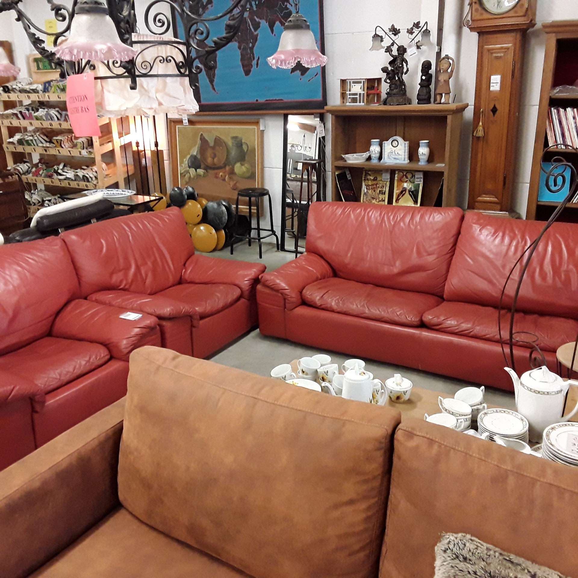 <p>Salon en cuir 3+1+1<br />250,00 € T.T.C<br /><a href="/Article/121392?type=depose" style="color:white;" target="_blank">Lien vers l&#39;article</a></p>
