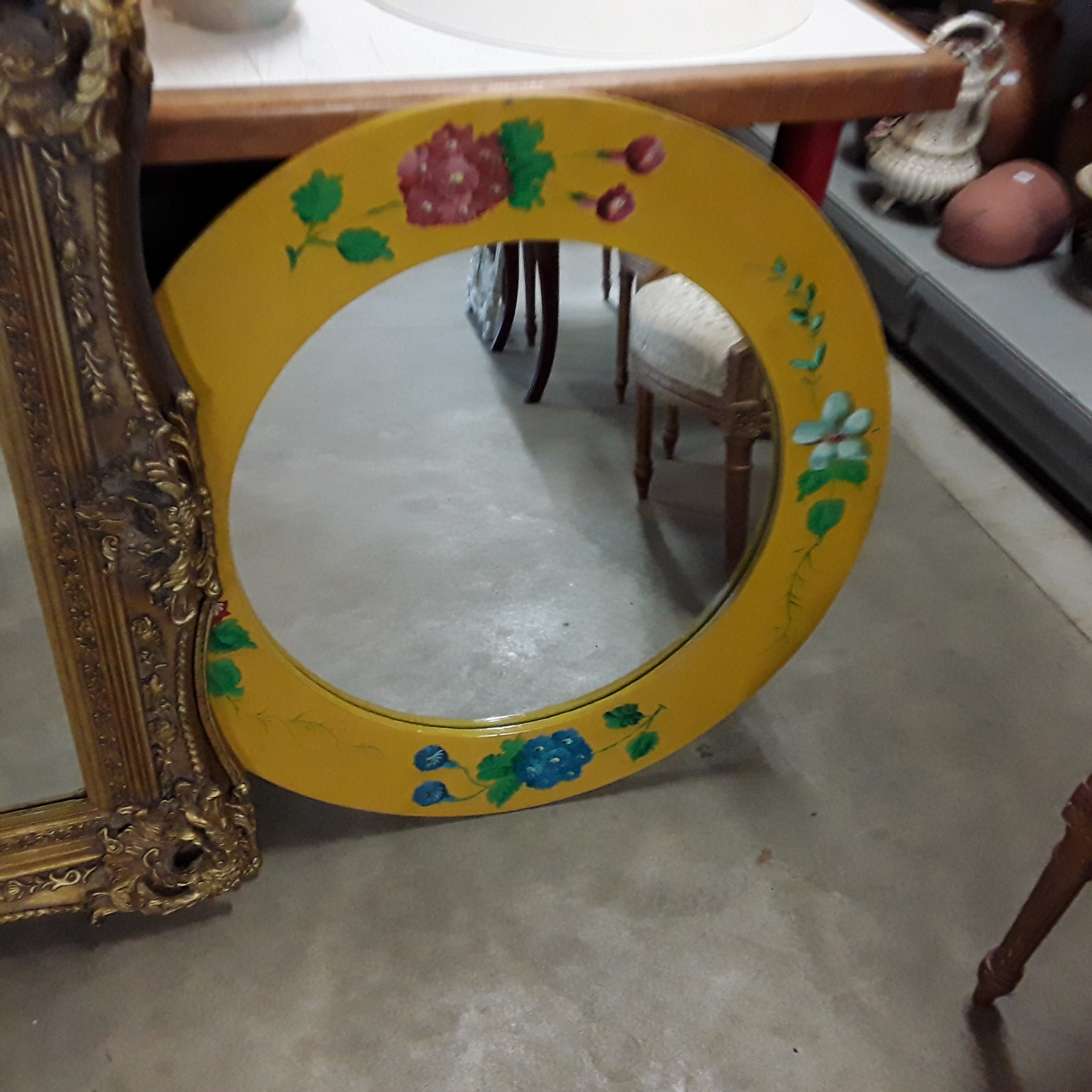 <p>Miroir rond jaune décor fleurs<br />12,00 € T.T.C<br /><a href="/Article/120538?type=depose" style="color:white;" target="_blank">Lien vers l&#39;article</a></p>