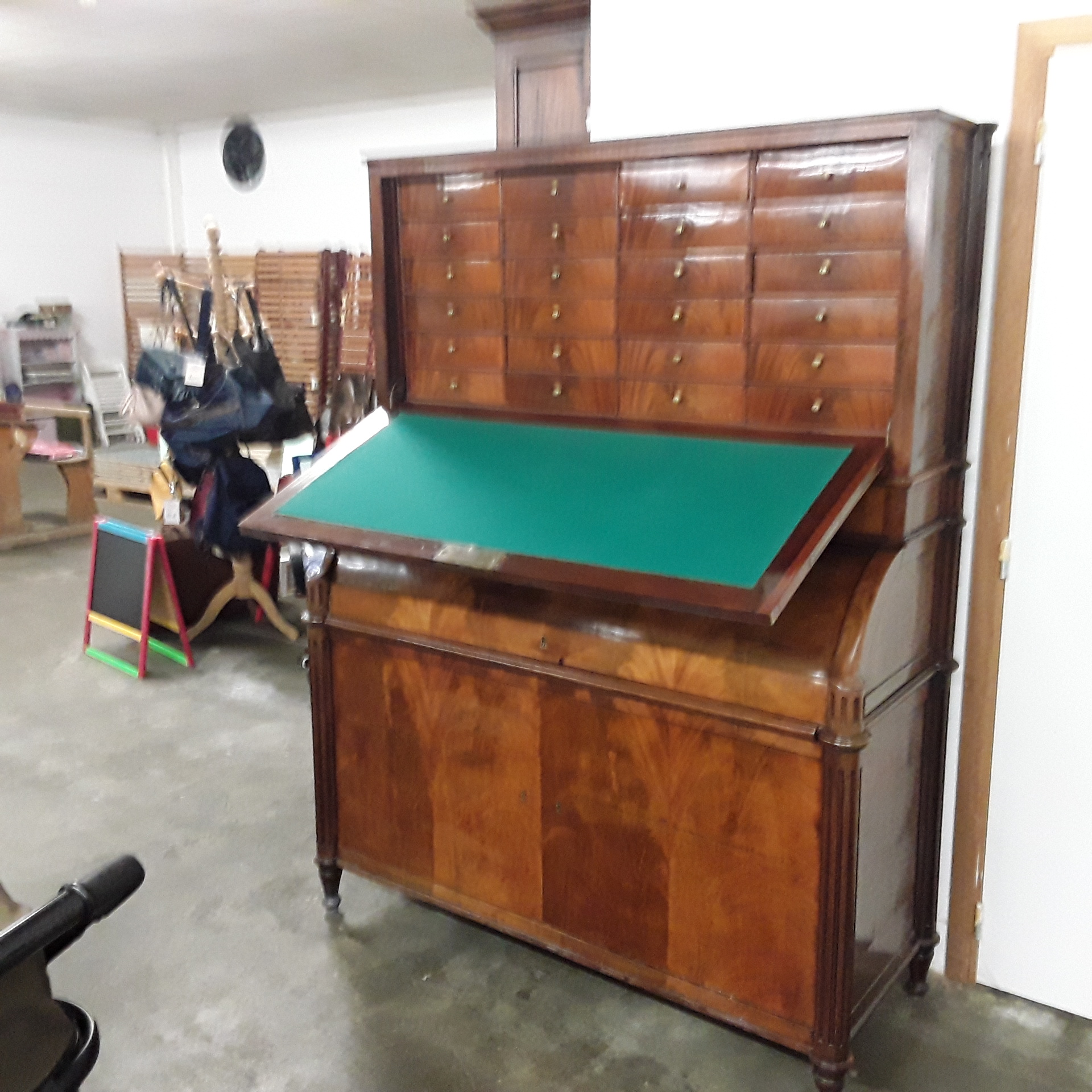 <p>Secretaire deux - corps acajou<br />à rouleau + clef<br />750,00 € T.T.C<br /><a href="/Article/123005?type=depose" style="color:white;" target="_blank">Lien vers l'article</a></p>