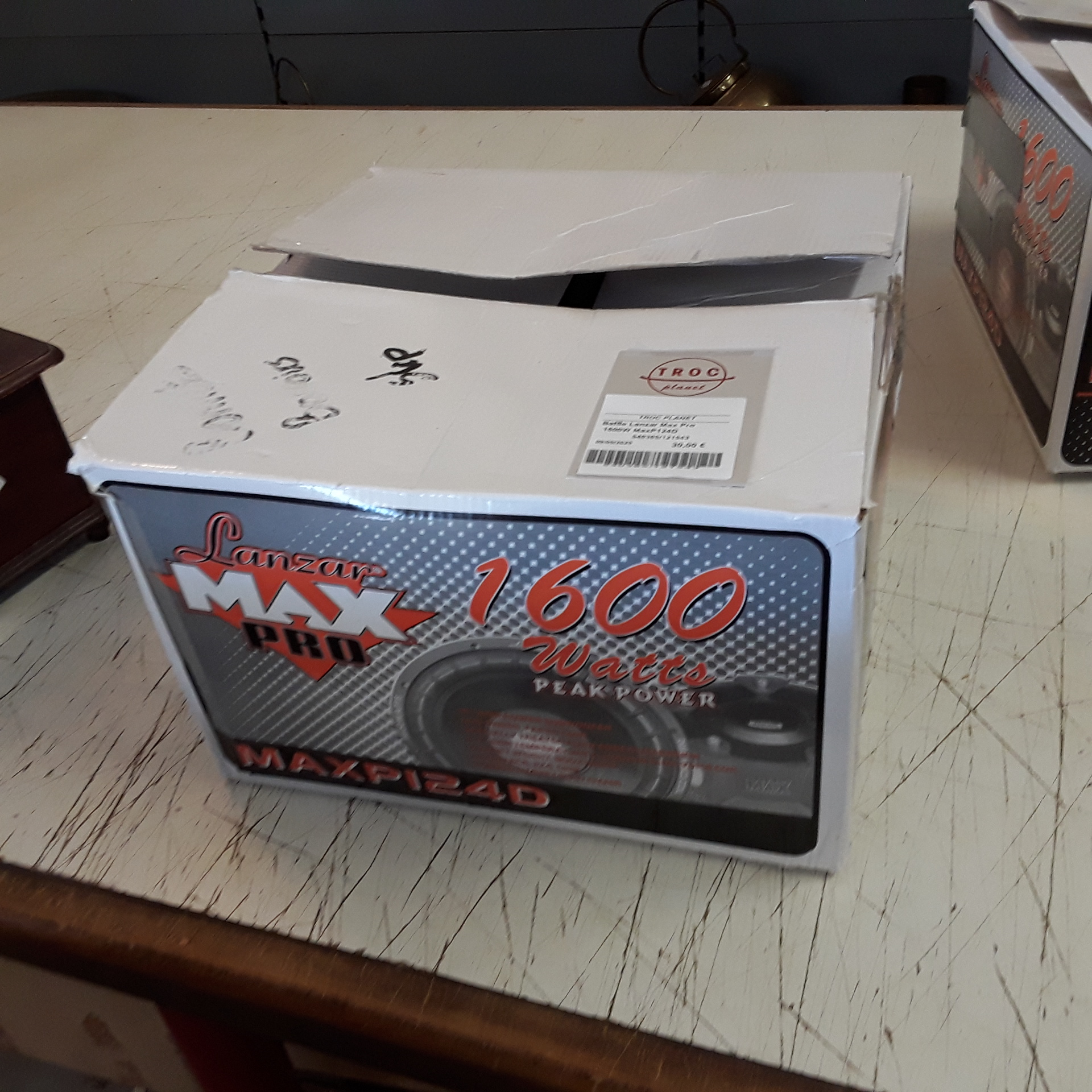 <p>Baffle Lanzar Max Pro<br /> 1600W MaxP124D<br />24,00 € T.T.C<br /><a href="/Article/121543?type=depose" style="color:white;" target="_blank">Lien vers l&#39;article</a></p>