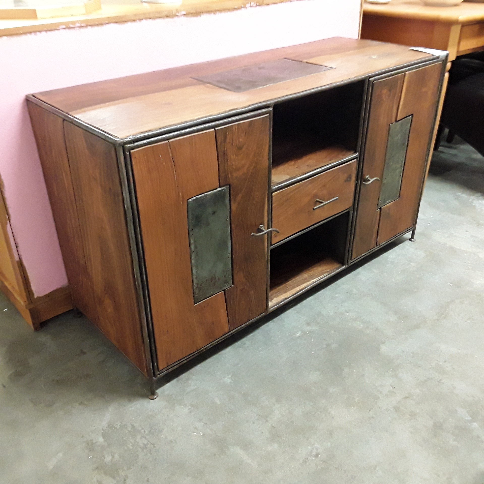 <p>Dresse manguier et fer forgé<br />2 portes 2 niches<br />200,00 € T.T.C<br /><a href="/Article/122742?type=depose" style="color:white;" target="_blank">Lien vers l&#39;article</a></p>