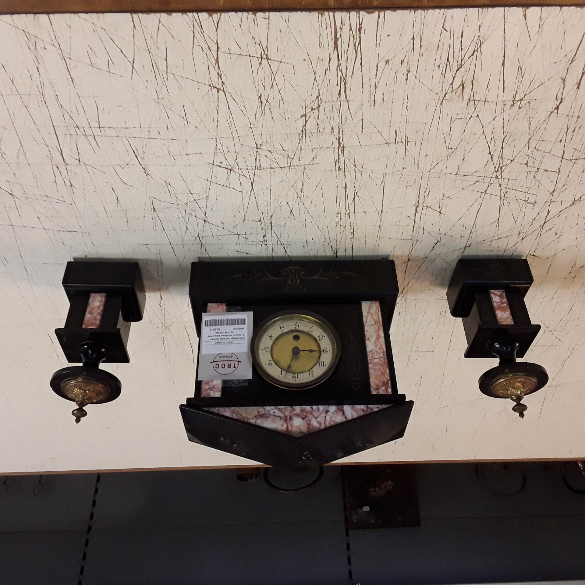 <p>Ensemble horloge noire+<br />2  decos marbres assorties<br />50,00 € T.T.C<br /><a href="/Article/124369?type=depose" style="color:white;" target="_blank">Lien vers l'article</a></p>