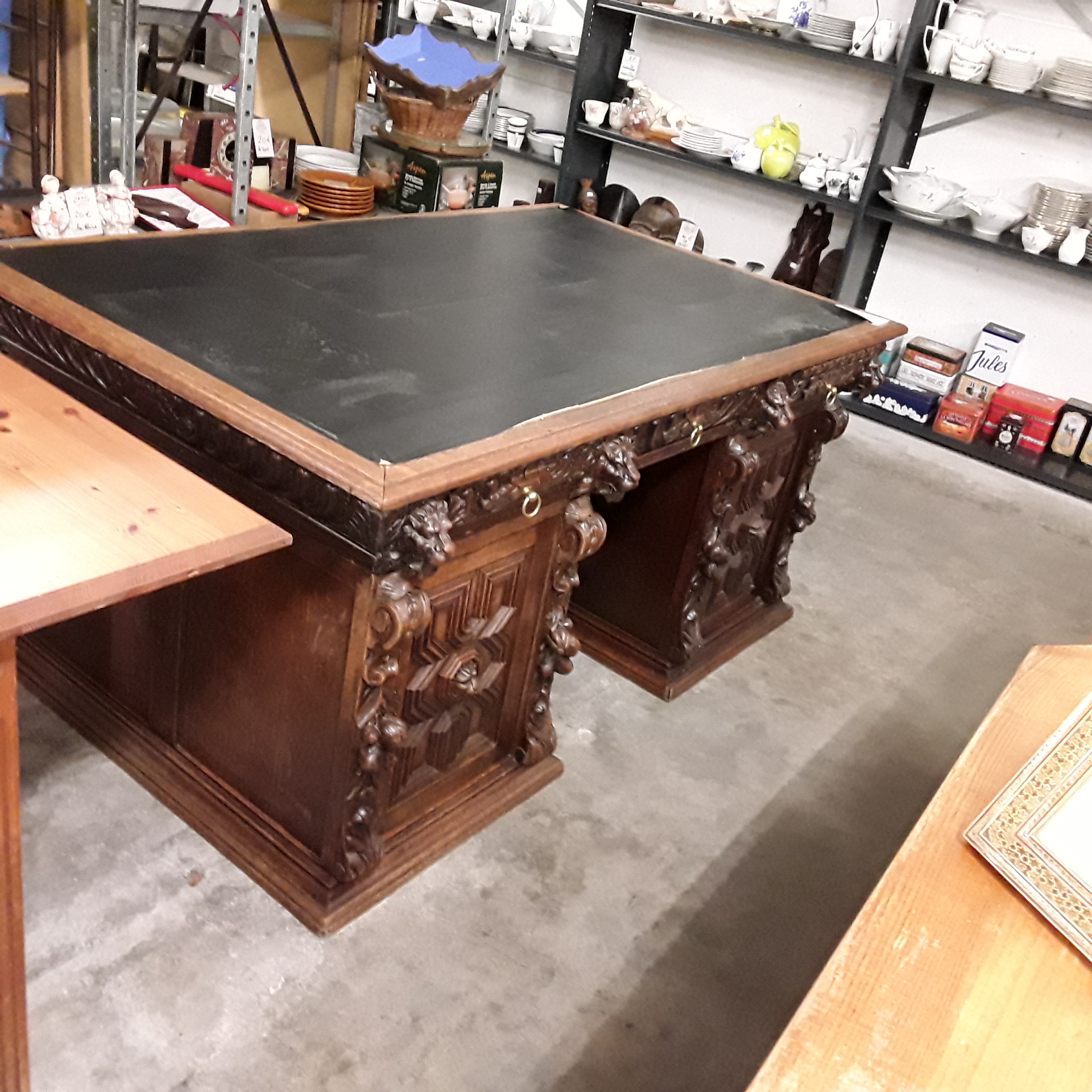 <p>Bureau double face<br />280,00 € T.T.C<br /><a href="/Article/122938?type=depose" style="color:white;" target="_blank">Lien vers l'article</a></p>