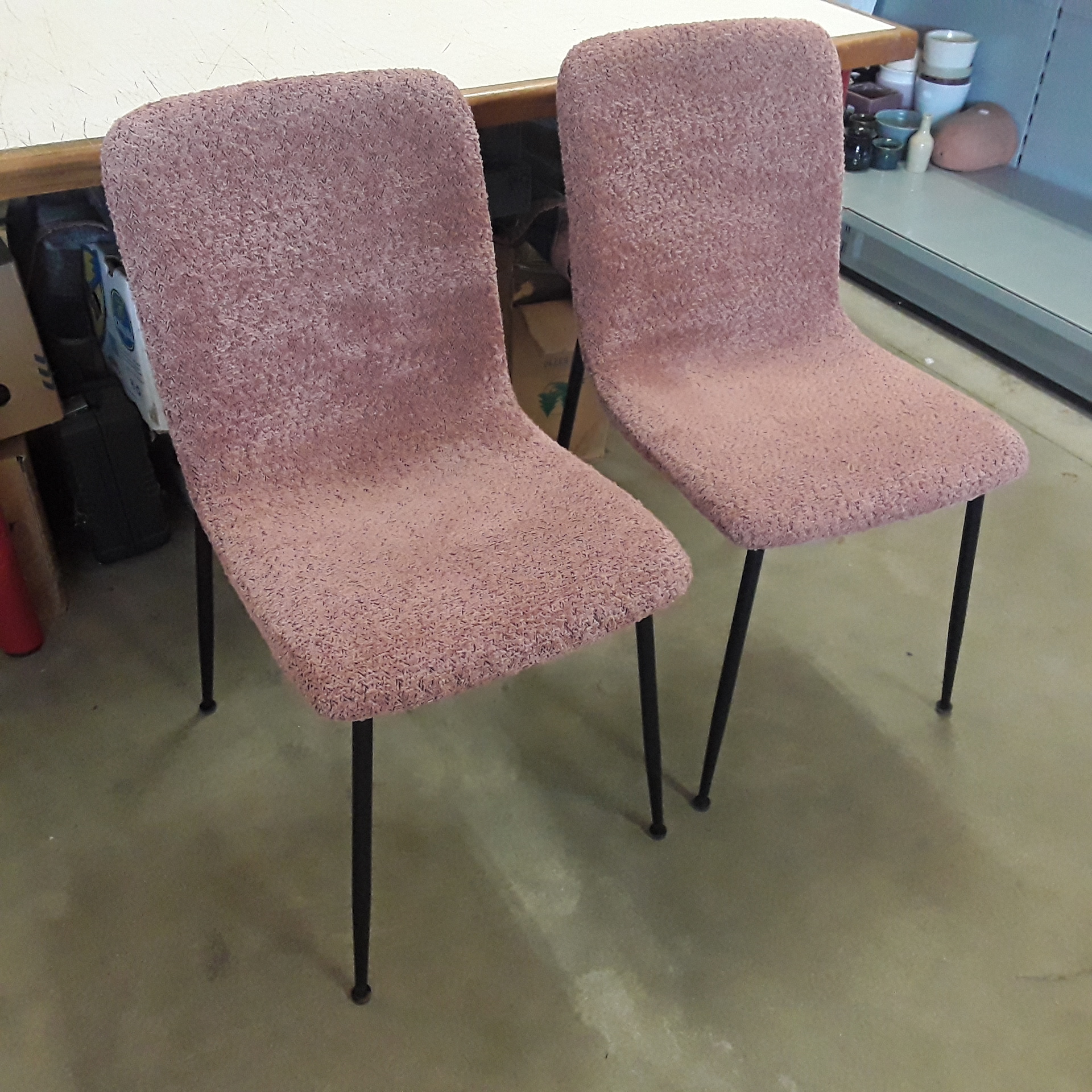 <p>Paire de chaises moderne<br />tons rose<br />64,00 € T.T.C<br /><a href="/Article/122293?type=depose" style="color:white;" target="_blank">Lien vers l&#39;article</a></p>