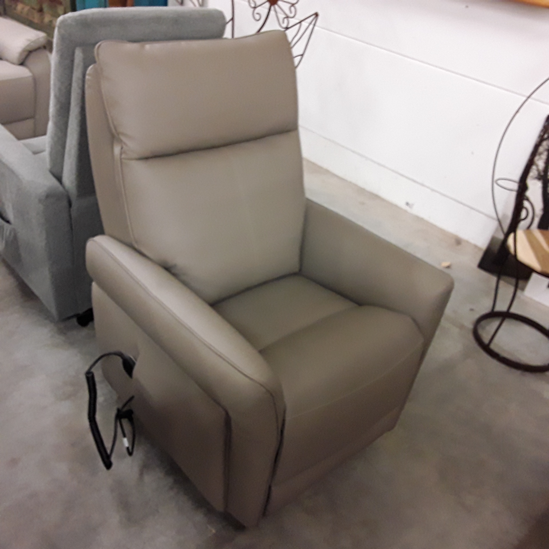 <p>Relax Cuir Boli<br />releveur 4 moteurs<br />1 199,00 € T.T.C<br /><a href="/Article/4516?type=neuf" style="color:white;" target="_blank">Lien vers l&#39;article</a></p>