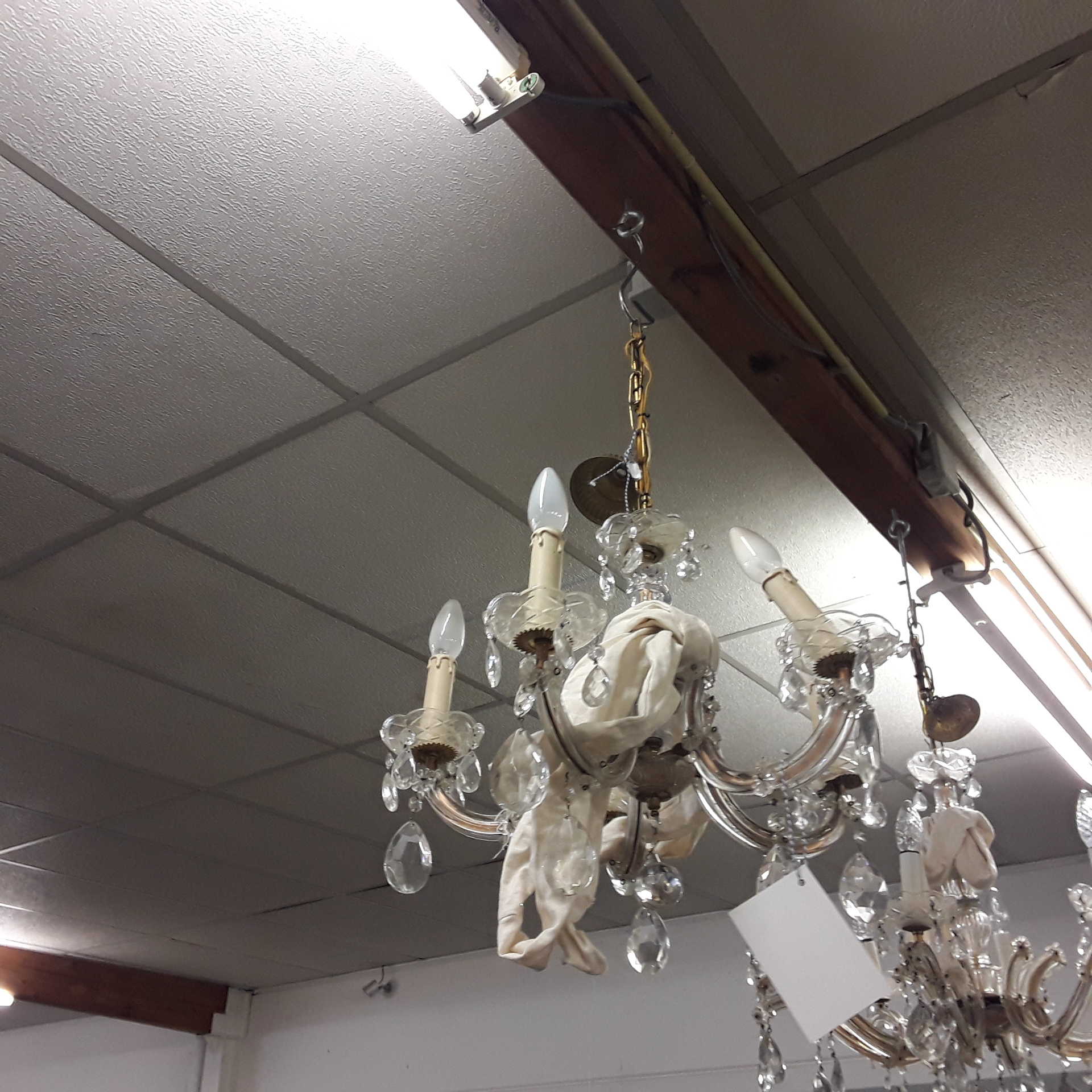 <p>Lustre 5 branches<br />breloques<br />20,00 € T.T.C<br /><a href="/Article/119744?type=depose" style="color:white;" target="_blank">Lien vers l&#39;article</a></p>