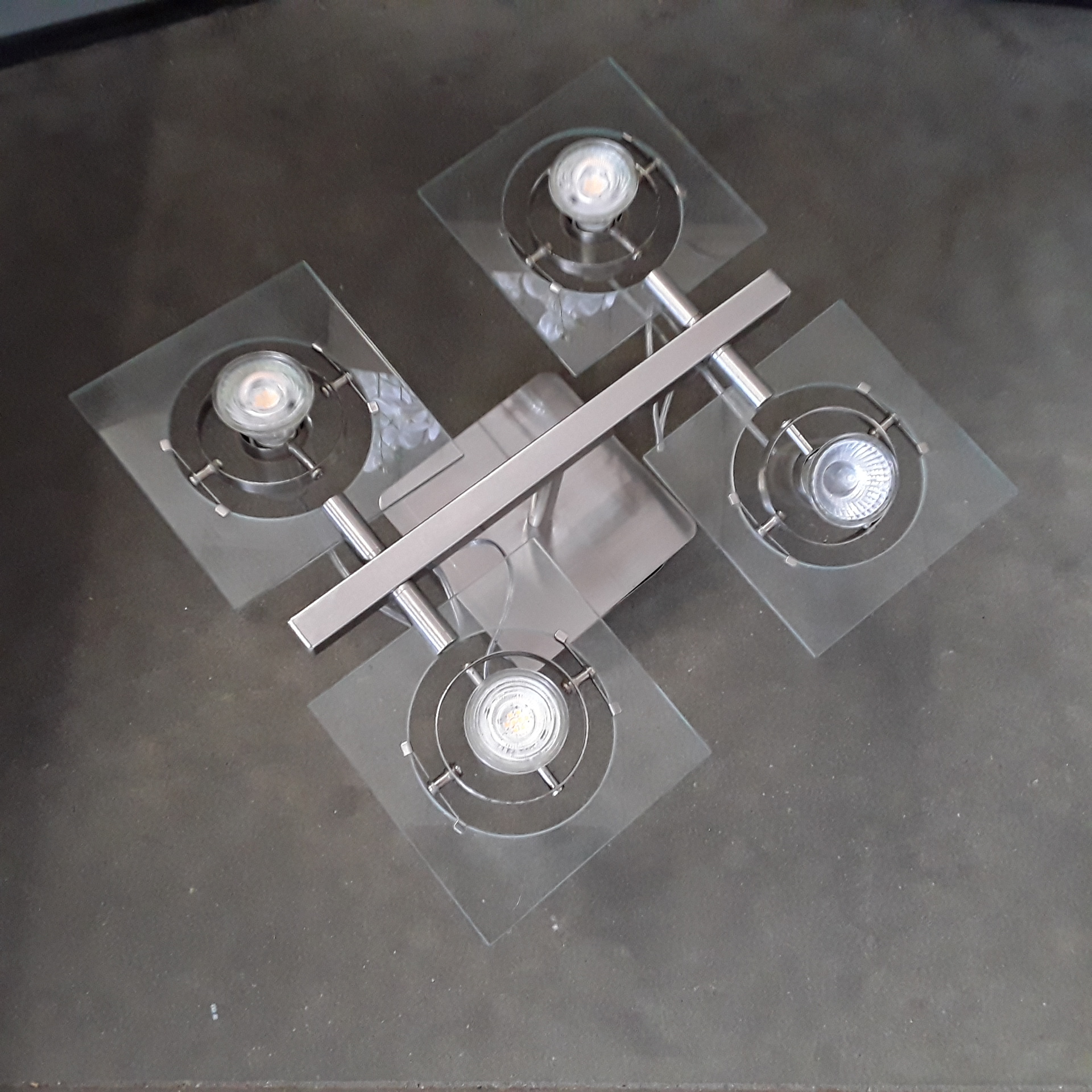 <p>Plafonnier IKEA 4 lampes carré<br />24,00 € T.T.C<br /><a href="/Article/122664?type=depose" style="color:white;" target="_blank">Lien vers l&#39;article</a></p>