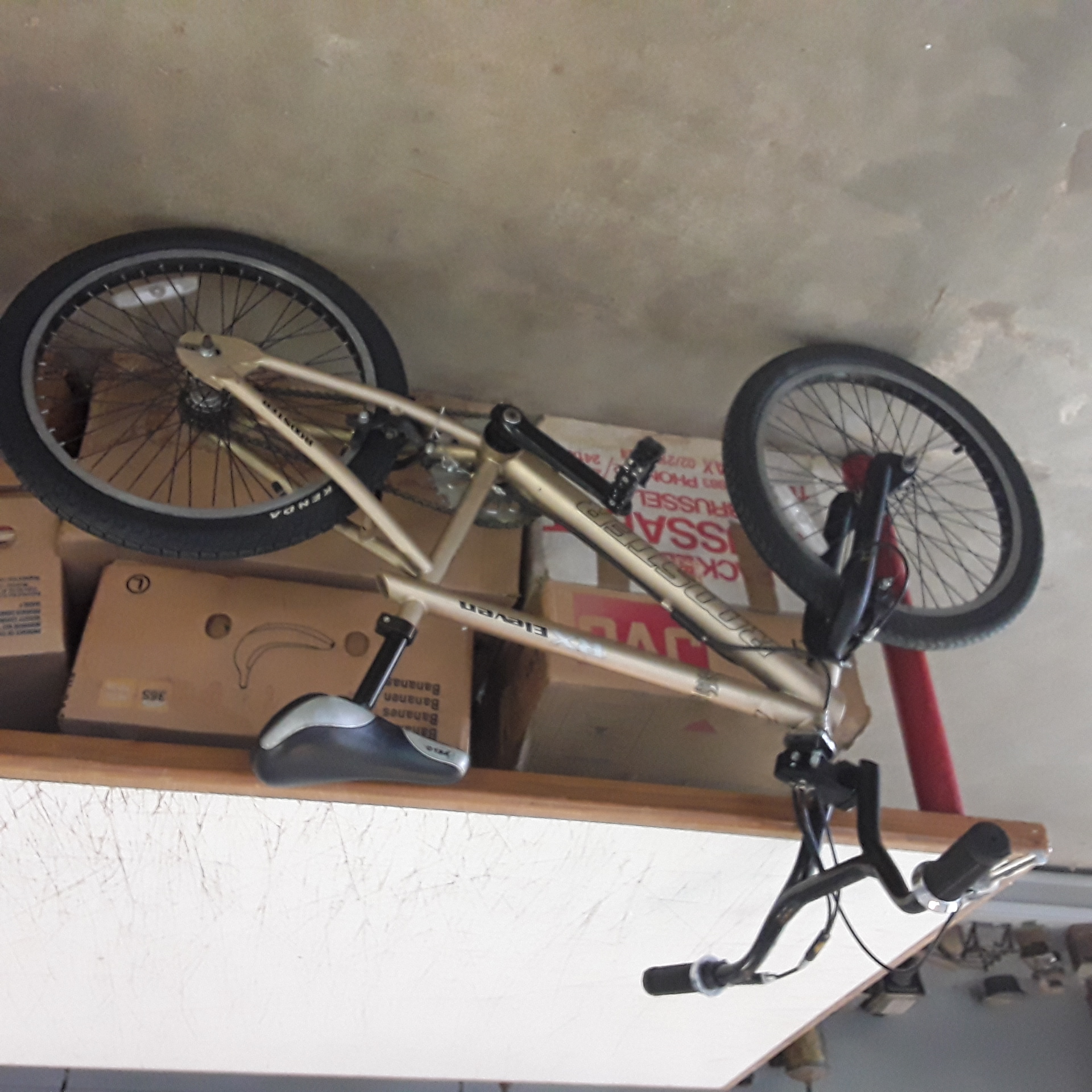 <p>BMX freestyle doré rooster<br />eleven<br />95,00 € T.T.C<br /><a href="/Article/124136?type=depose" style="color:white;" target="_blank">Lien vers l'article</a></p>