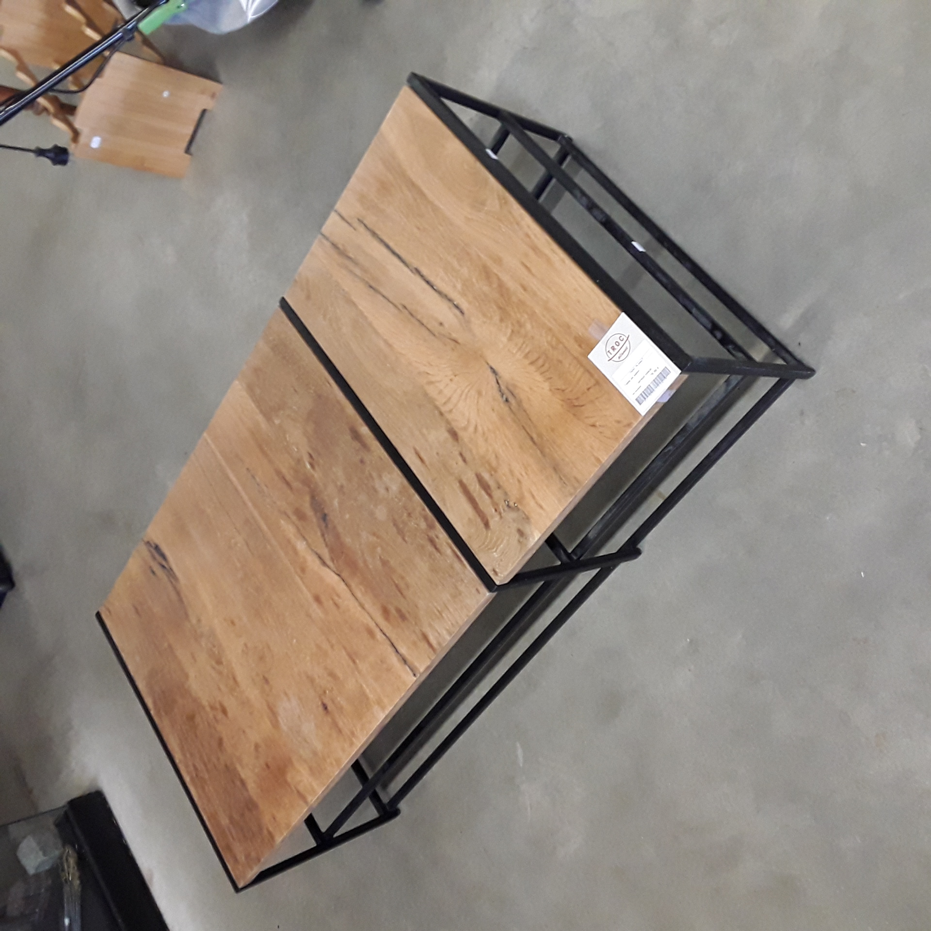 <p>Table de salon<br />70,00 € T.T.C<br /><a href="/Article/124636?type=depose" style="color:white;" target="_blank">Lien vers l'article</a></p>