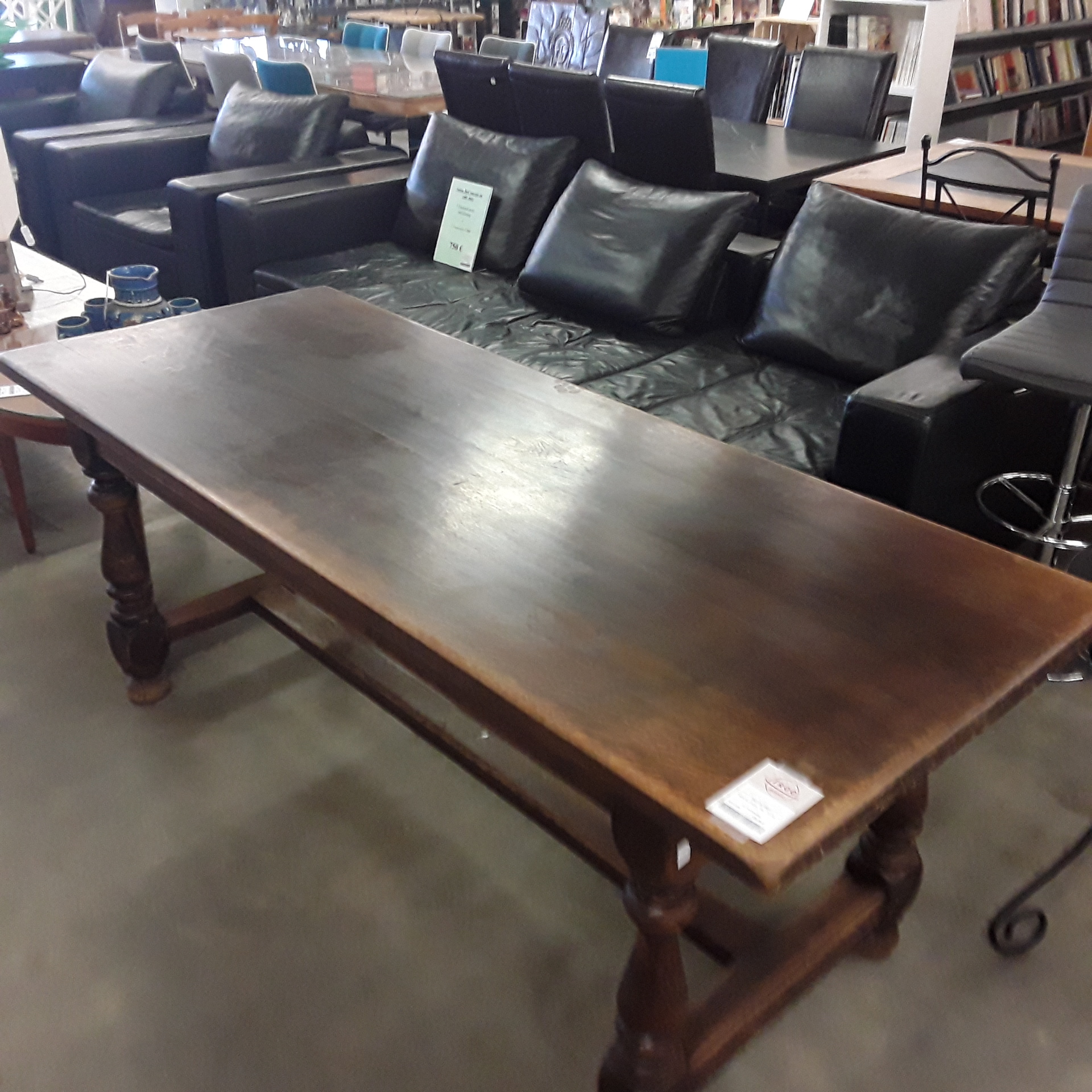 <p>Table en chêne 190 * 75 cm<br />125,00 € T.T.C<br /><a href="/Article/123054?type=depose" style="color:white;" target="_blank">Lien vers l'article</a></p>