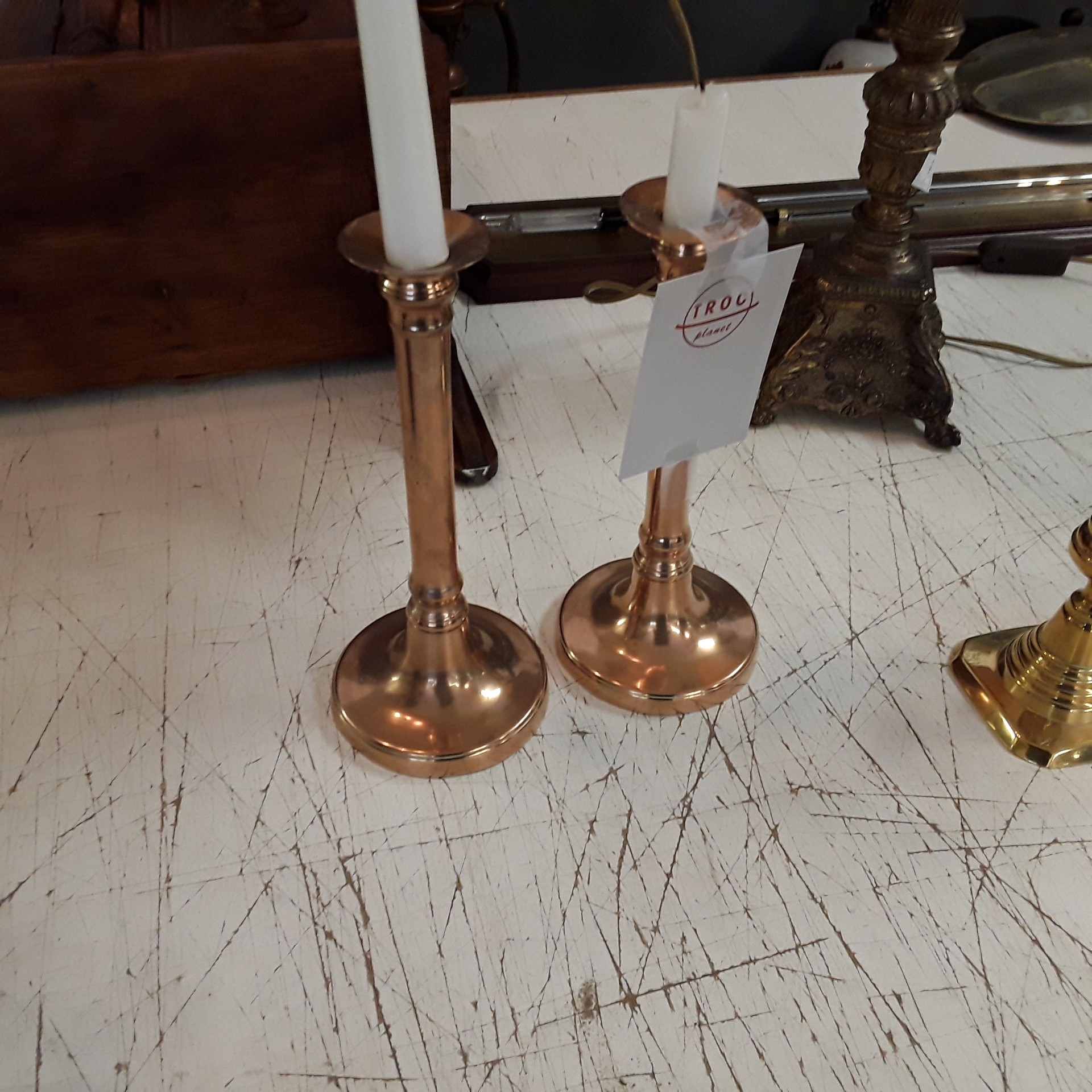 <p>Paire de bougeoirs cuivre<br />16,00 € T.T.C<br /><a href="/Article/122968?type=depose" style="color:white;" target="_blank">Lien vers l'article</a></p>