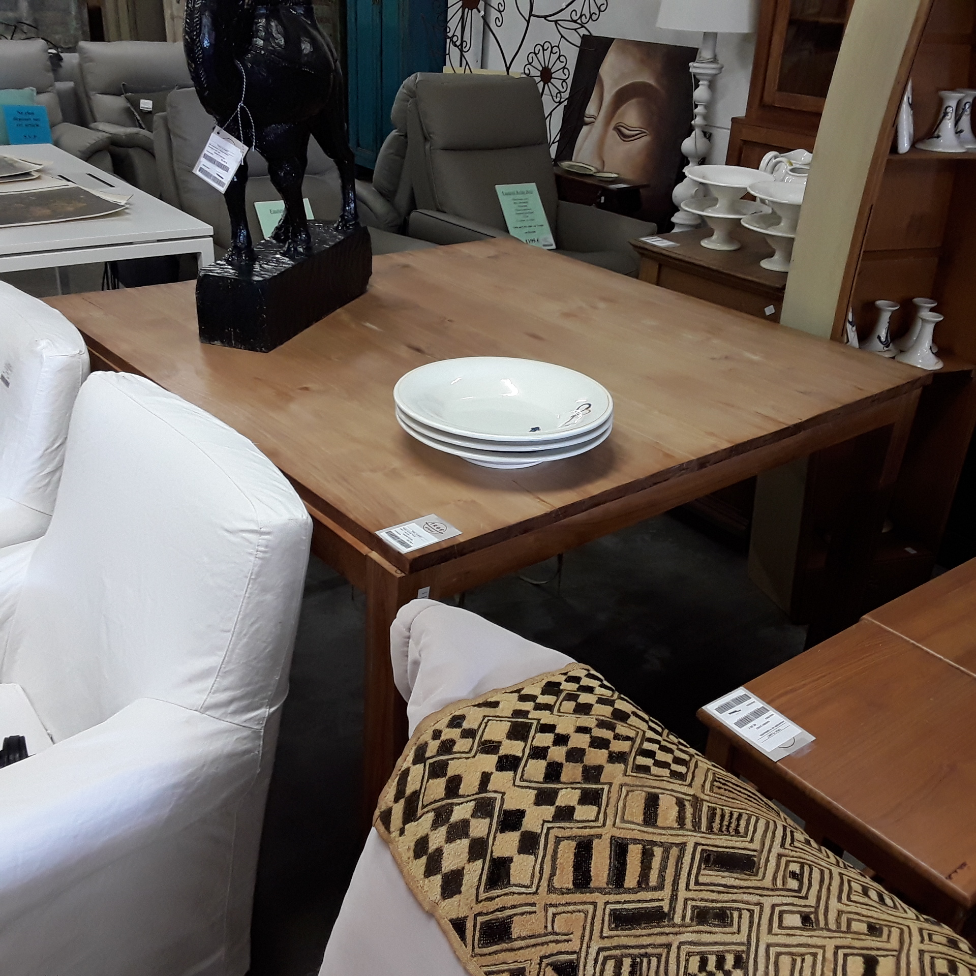 <p>Table carrée Teck<br />140 x 140 Cm<br />125,00 € T.T.C<br /><a href="/Article/121369?type=depose" style="color:white;" target="_blank">Lien vers l&#39;article</a></p>