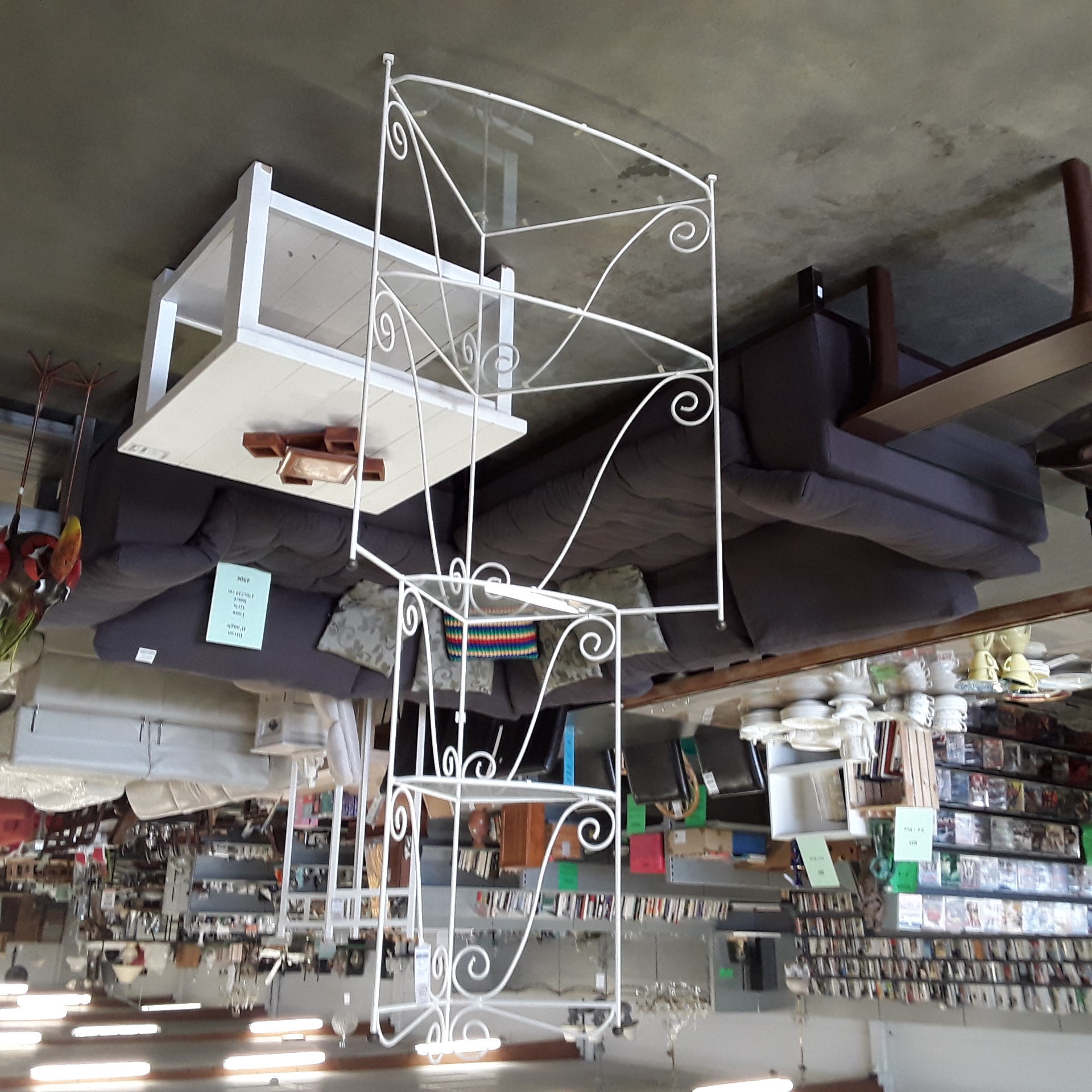 <p>Etagère de coin fer forgé<br />+vitre<br />95,00 € T.T.C<br /><a href="/Article/123498?type=depose" style="color:white;" target="_blank">Lien vers l'article</a></p>