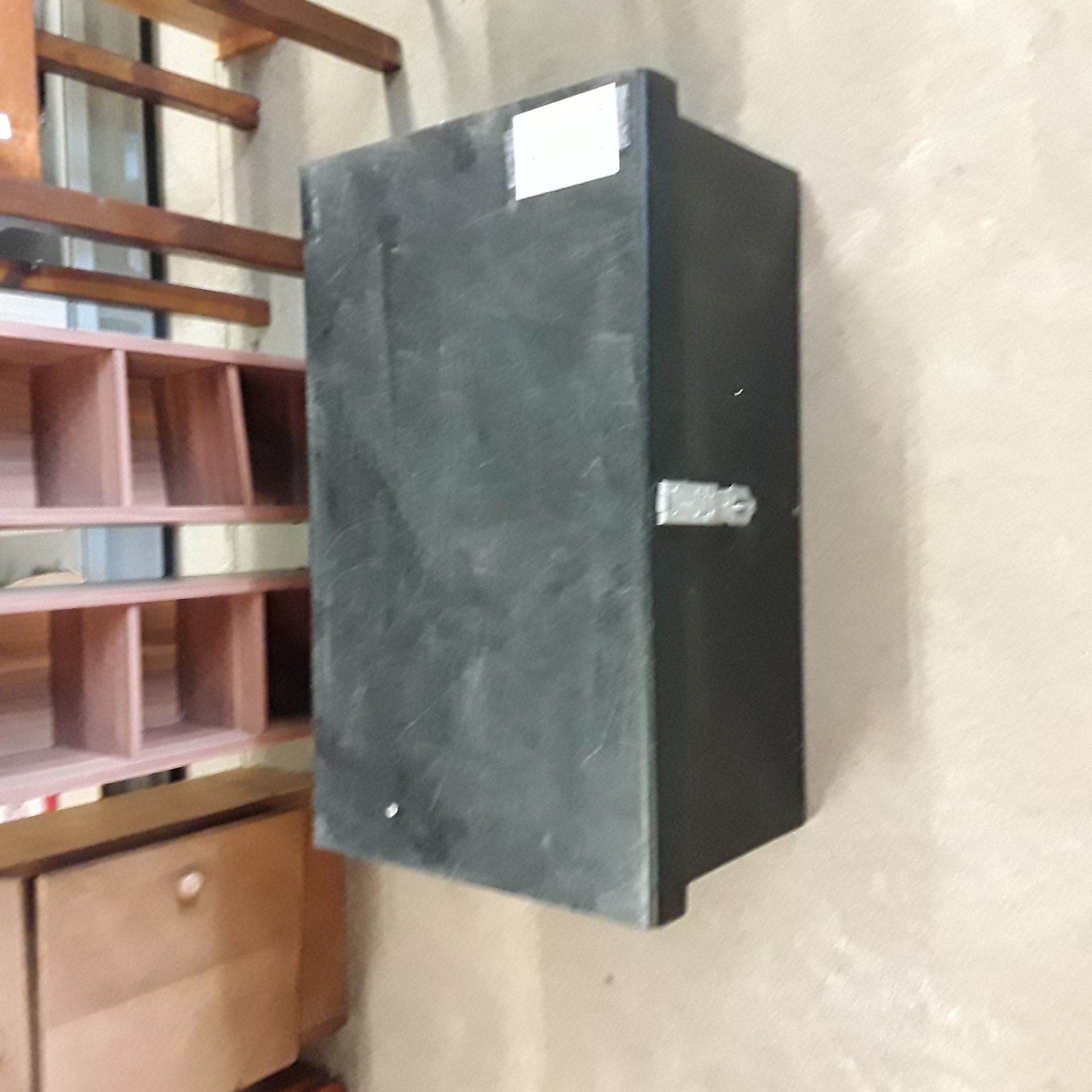 <p>Coffre noir<br />30,00 € T.T.C<br /><a href="/Article/123463?type=depose" style="color:white;" target="_blank">Lien vers l'article</a></p>