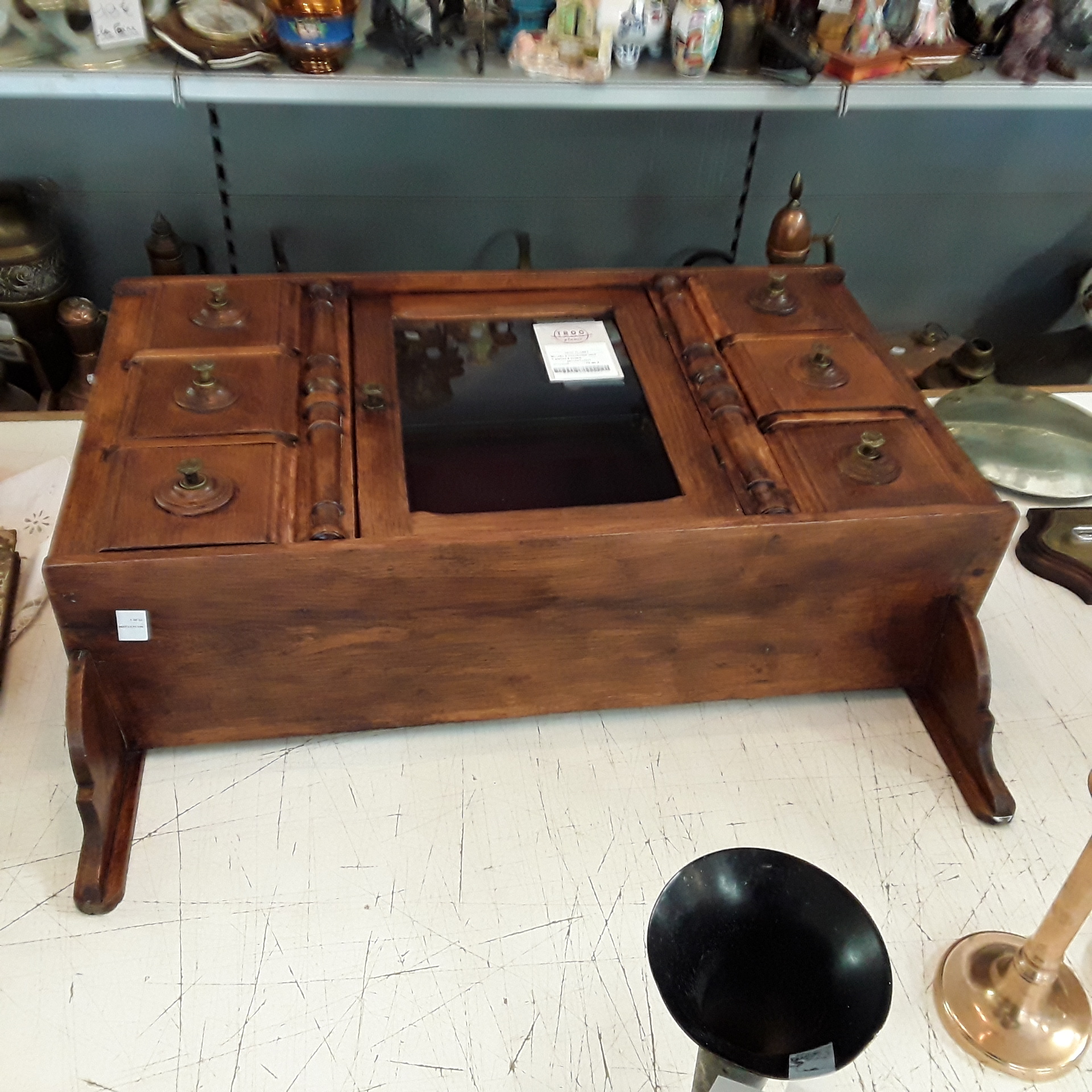 <p>Meuble à suspendre vitré<br />1 portes 6 tiroirs<br />60,00 € T.T.C<br /><a href="/Article/122951?type=depose" style="color:white;" target="_blank">Lien vers l'article</a></p>