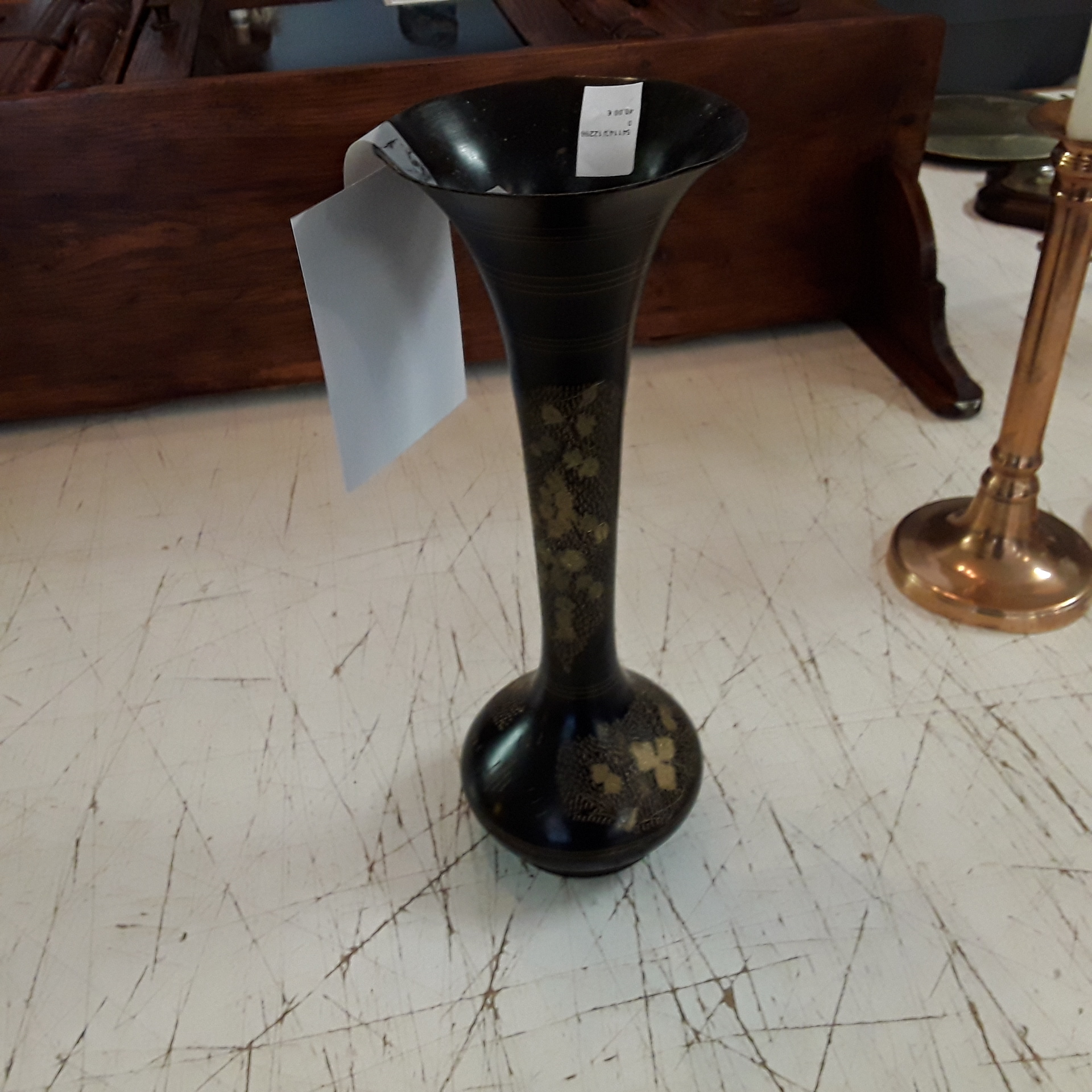 <p>Vase noir et doré<br />32,00 € T.T.C<br /><a href="/Article/122960?type=depose" style="color:white;" target="_blank">Lien vers l'article</a></p>