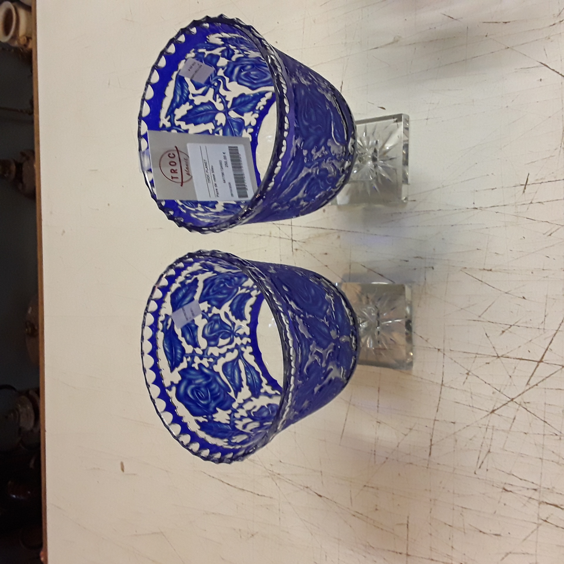 <p>Paire de vase bleu <br />250,00 € T.T.C<br /><a href="/Article/124592?type=depose" style="color:white;" target="_blank">Lien vers l'article</a></p>