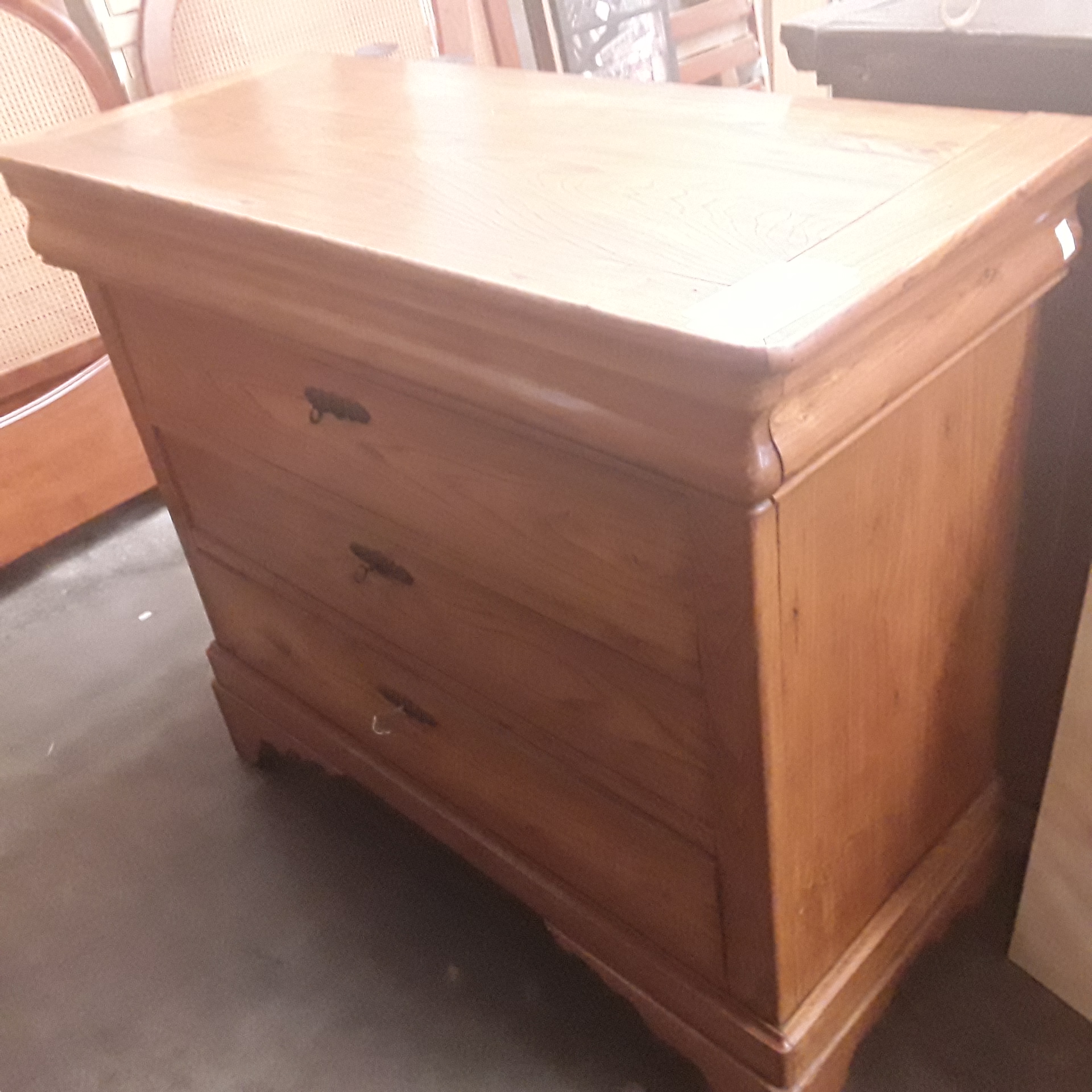 <p>Commode 4 tiroirs chêne<br />Style Louis Philippe<br />125,00 € T.T.C<br /><a href="/Article/122160?type=depose" style="color:white;" target="_blank">Lien vers l&#39;article</a></p>