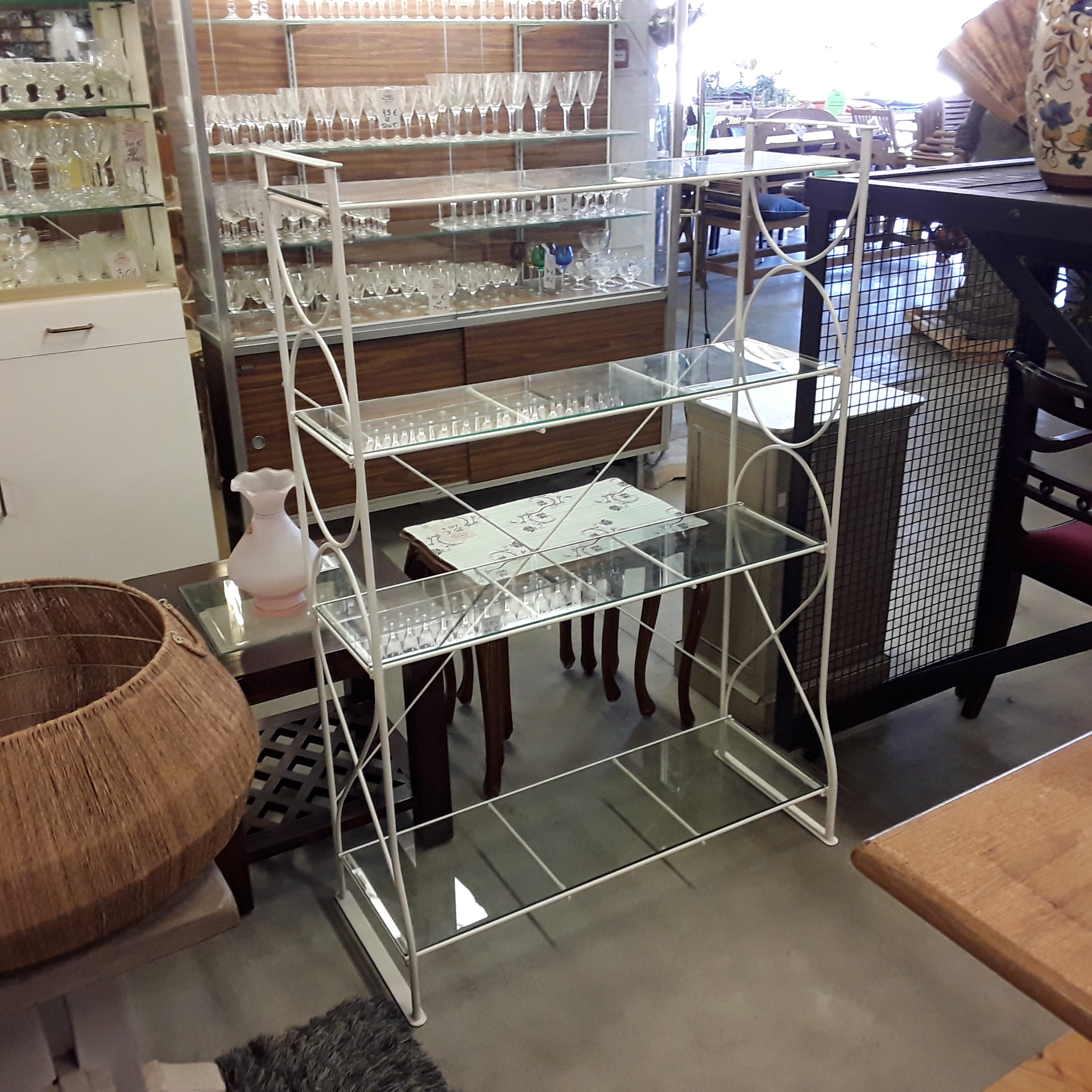 <p>Etagère fer forgé blanche<br />vitrée<br />50,00 € T.T.C<br /><a href="/Article/121406?type=depose" style="color:white;" target="_blank">Lien vers l&#39;article</a></p>