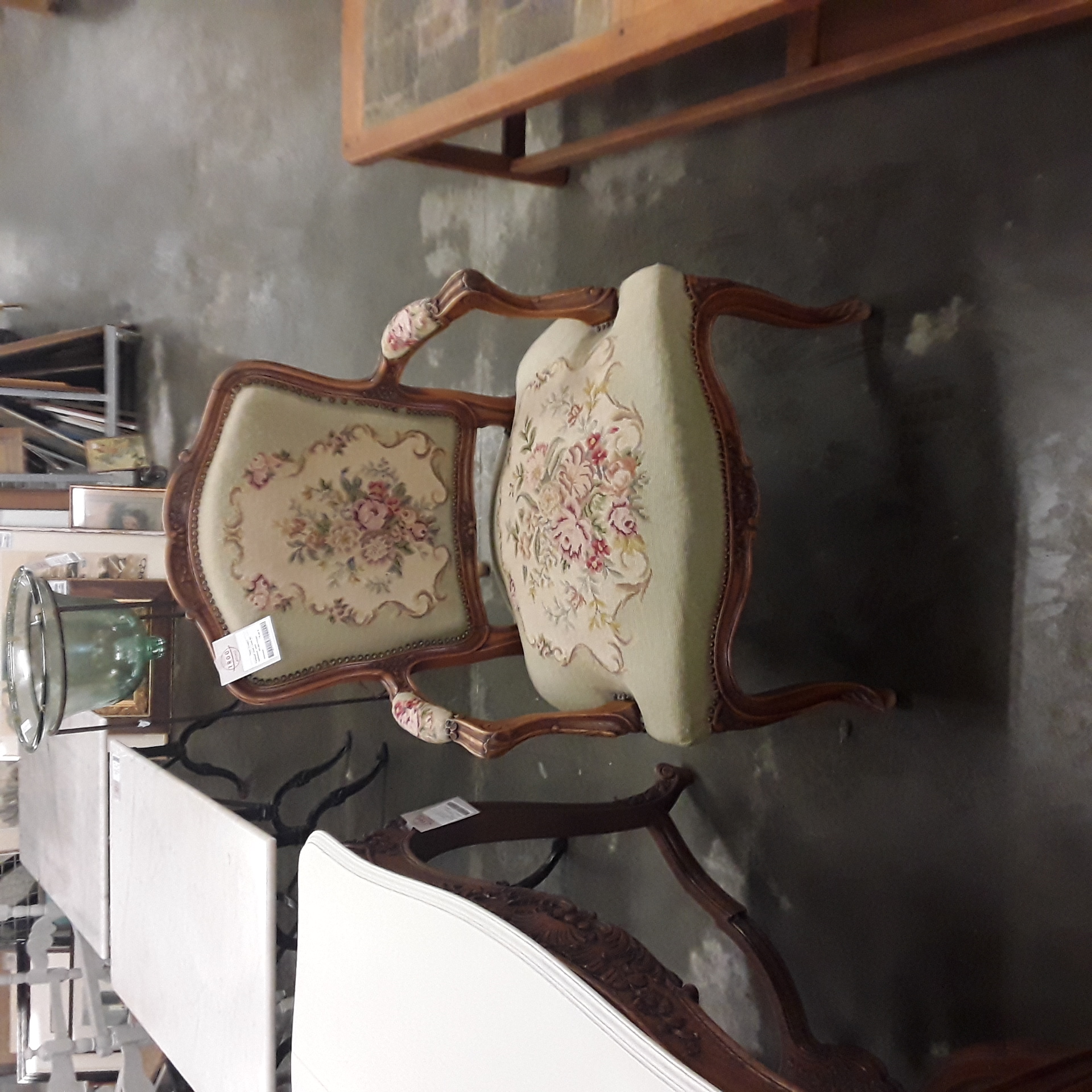<p>Fauteuil style Louis XV<br />tapisserie verte<br />60,00 € T.T.C<br /><a href="/Article/123293?type=depose" style="color:white;" target="_blank">Lien vers l'article</a></p>