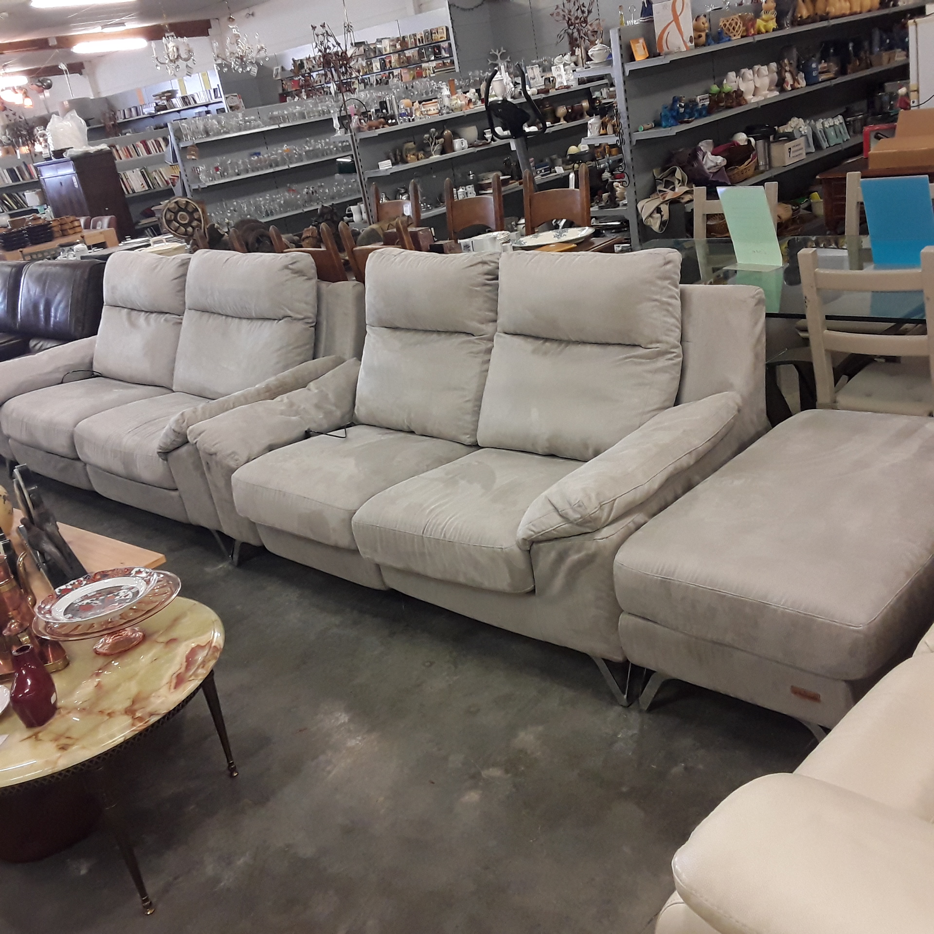 <p>Salon 3+2places+pouf +ACS<br />relax électriques Poltronesofà<br />750,00 € T.T.C<br /><a href="/Article/121678?type=depose" style="color:white;" target="_blank">Lien vers l&#39;article</a></p>