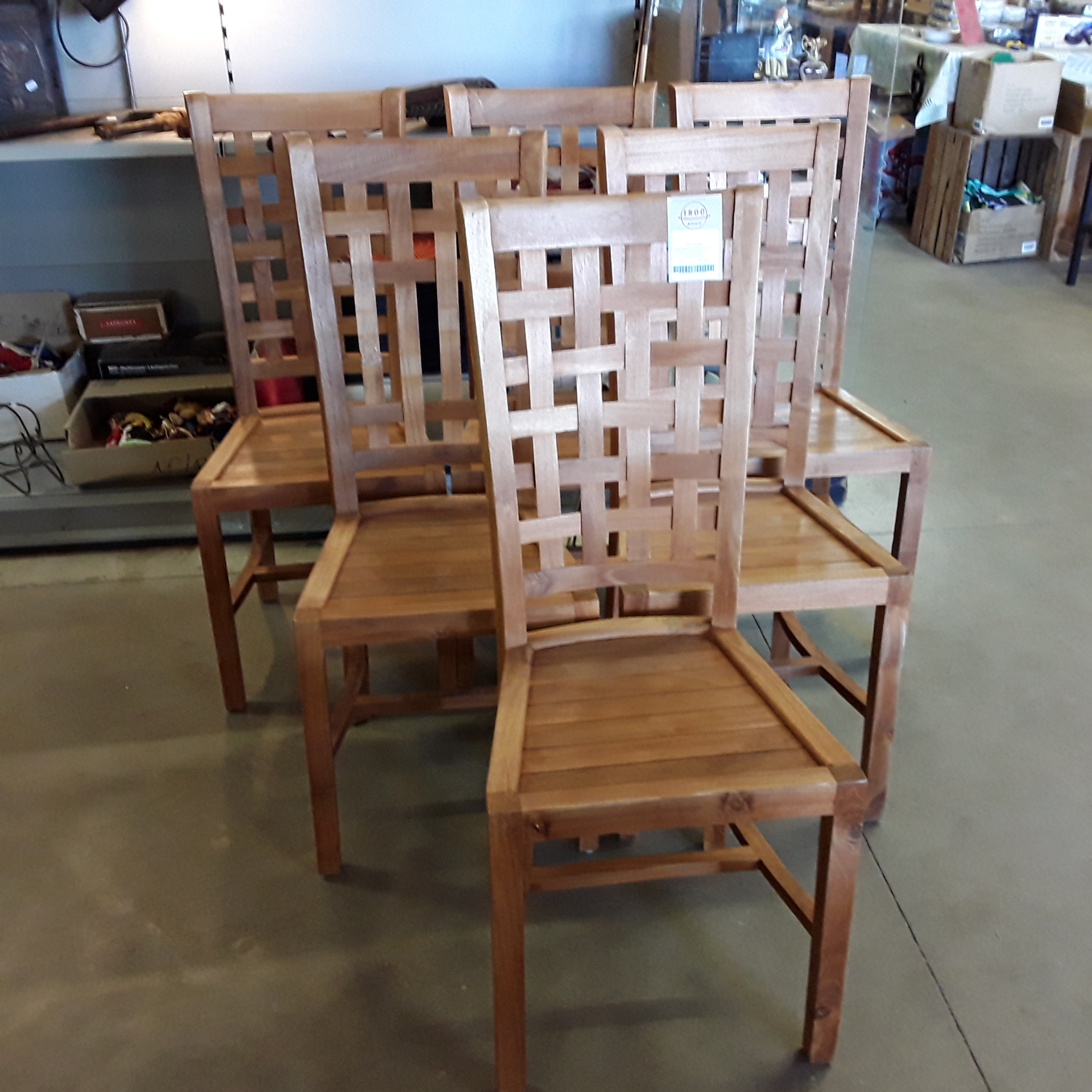 <p>Ensemble de 6 chaises en teck<br />!! 1 dossier à réparer !!<br />156,00 € T.T.C<br /><a href="/Article/121007?type=depose" style="color:white;" target="_blank">Lien vers l&#39;article</a></p>