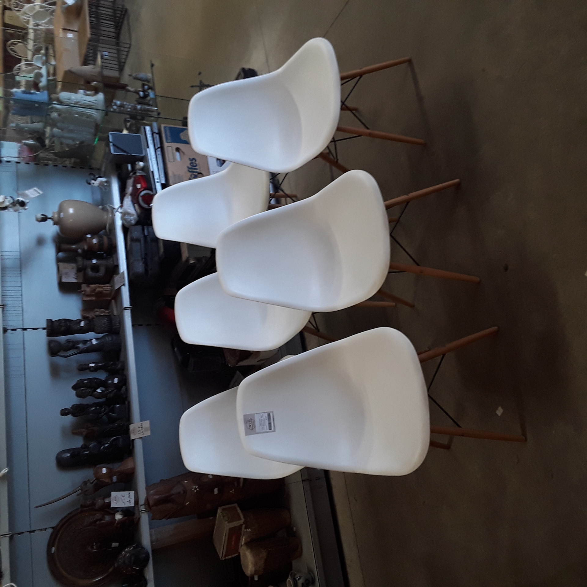<p>Lot de  chaises Style  IKEA<br />Coque blanche pieds en bois cl<br />90,00 € T.T.C<br /><a href="/Article/123696?type=depose" style="color:white;" target="_blank">Lien vers l'article</a></p>